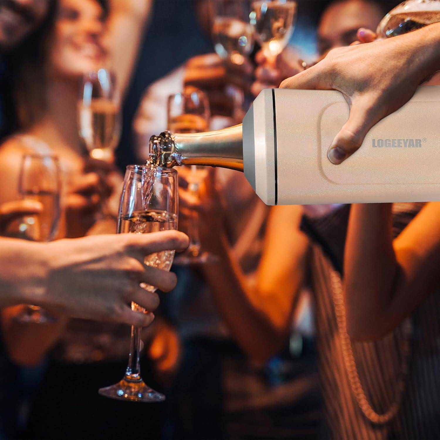 Eine Gruppe von Menschen, die Champagnergläser halten und anstoßen, während eine Flasche eingeschenkt wird, und bei einer festlichen Zusammenkunft feiern.