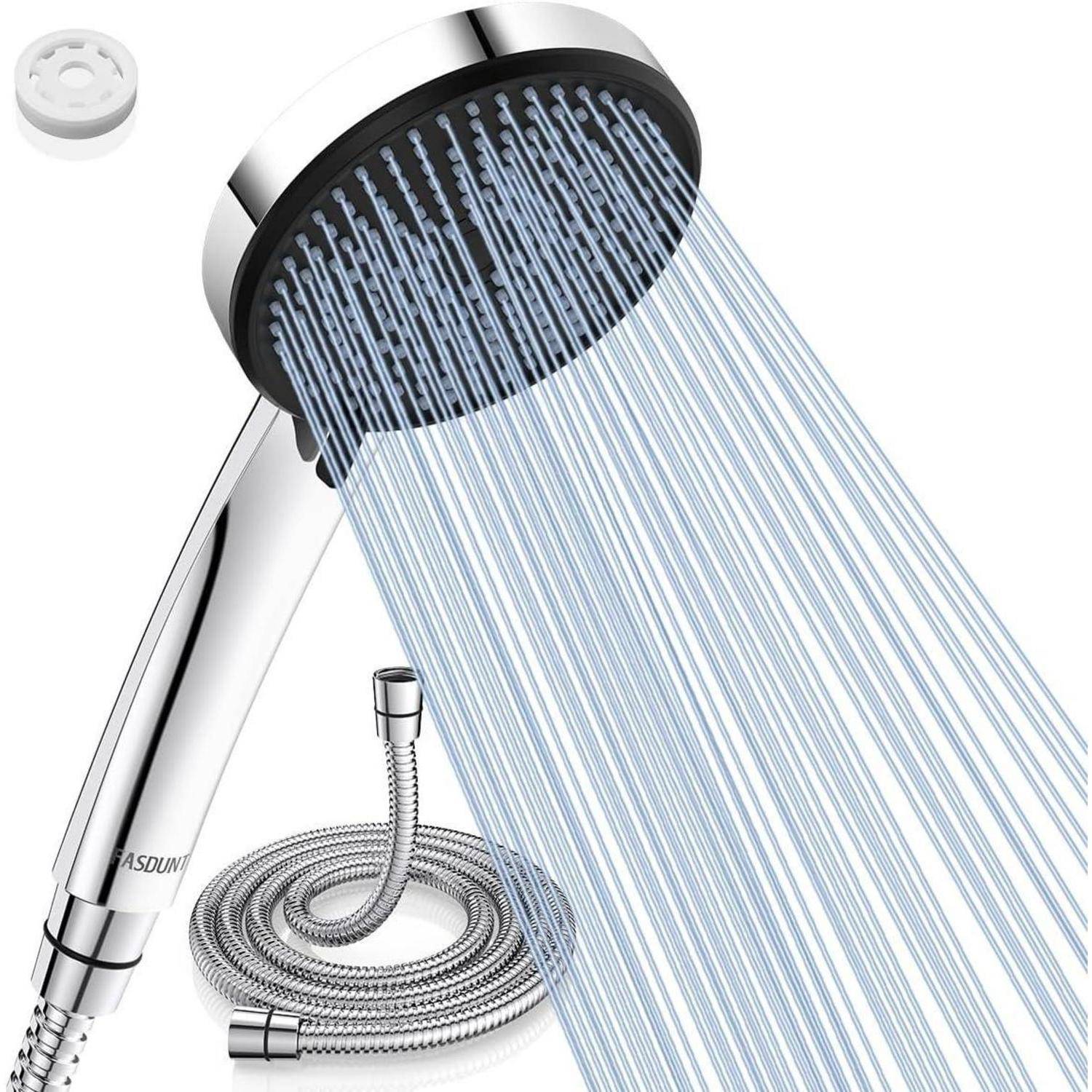 Ein Duschkopf, der Wasser mit sichtbaren Strahlen ausspritzt und damit seine Wasserfluss-Funktion demonstriert. Ein abnehmbarer Schlauch ist mit dem Duschkopf verbunden.