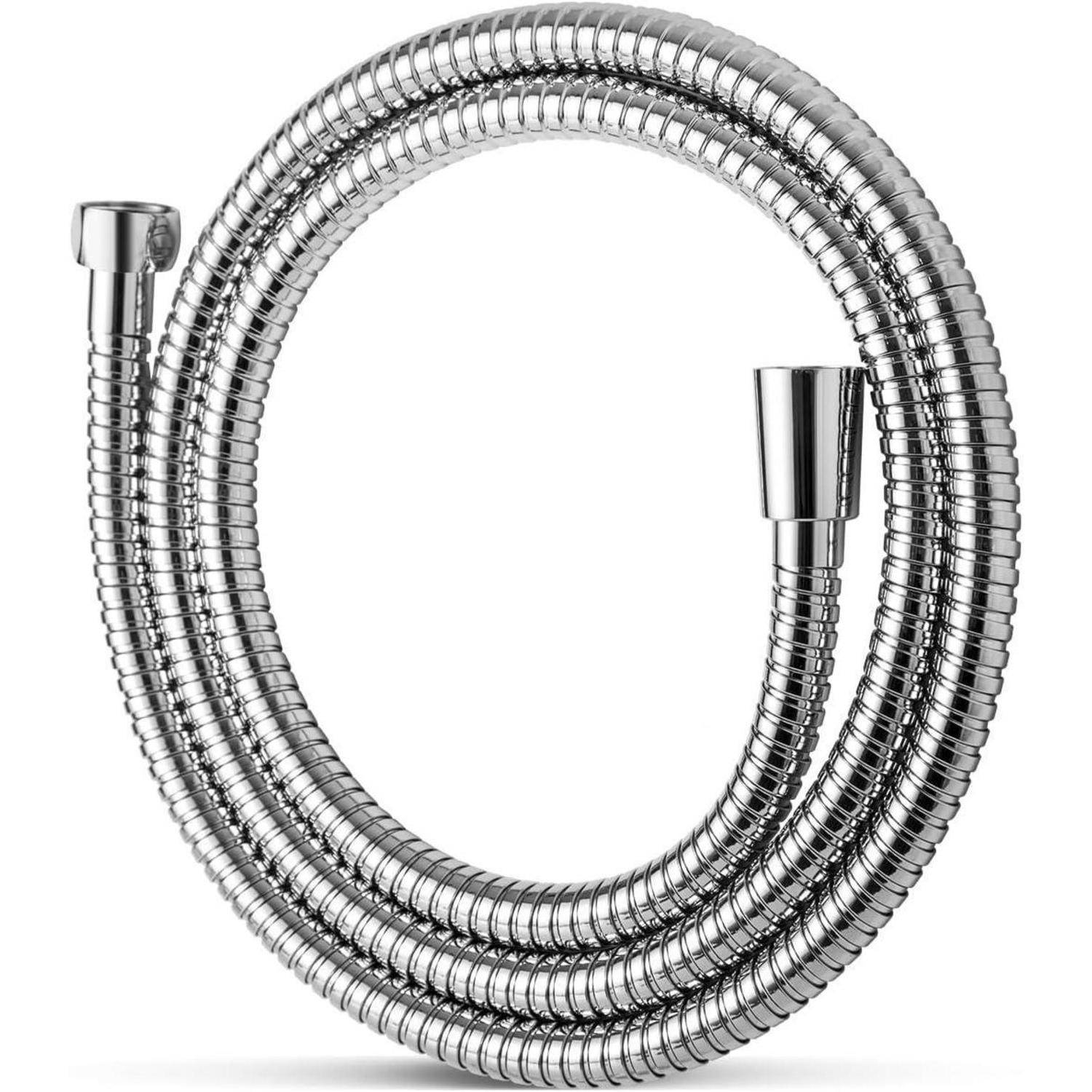 Ein flexibler Metallduschenbrauseschlauch, in einem Kreis gewickelt, mit glatten Anschlussverbindern an beiden Enden, für die Verwendung im Badezimmer konzipiert.