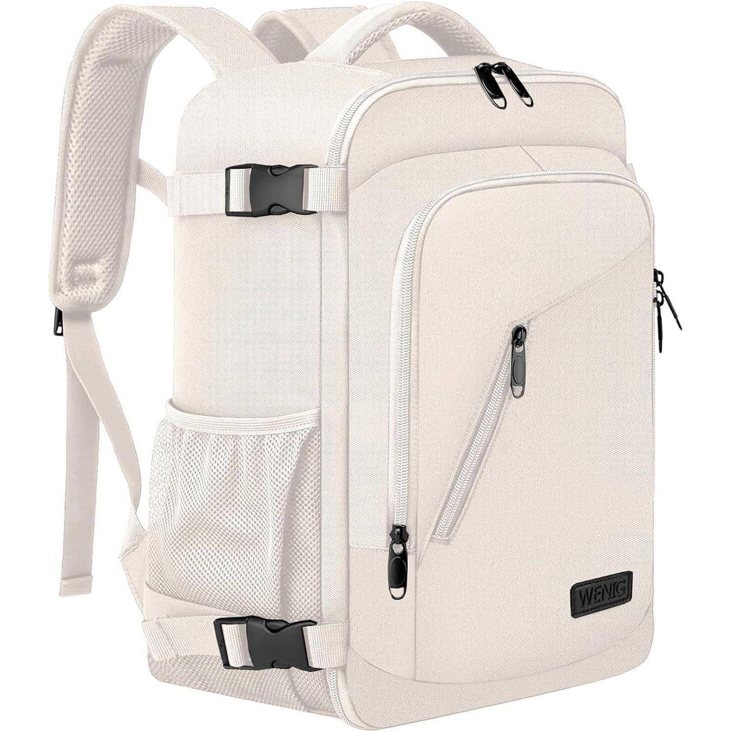 Ein beiger Rucksack mit mehreren Reißverschlusskompartimenten, verstellbaren Schultergurten, seitlichen Netztaschen und schwarzen Schnallen, geeignet für Reisen.