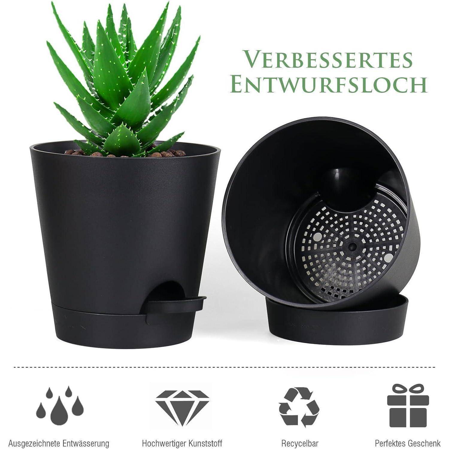 Ein schwarzer Pflanztopf mit Ablaufloch und passender Untersetzer, der eine grüne Aloe-Pflanze enthält. Deutscher Text 'Verbessertes Entwurfsloch' daneben.