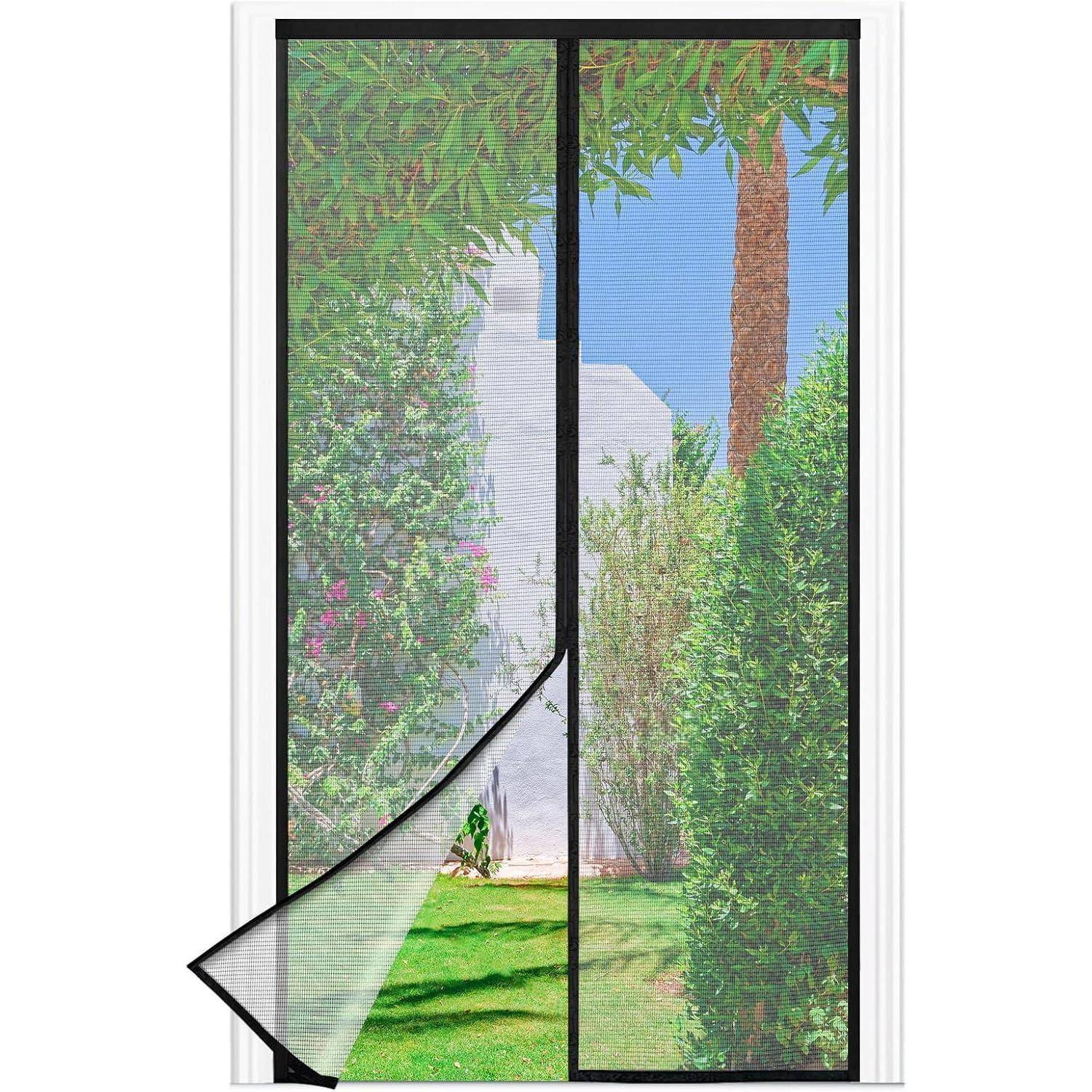 Ein Haus mit einem Garten ist durch eine Maschendrahttür sichtbar, die einen teilweise geöffneten Überwurf aufweist und einen ungehinderten Blick nach draußen ermöglicht.