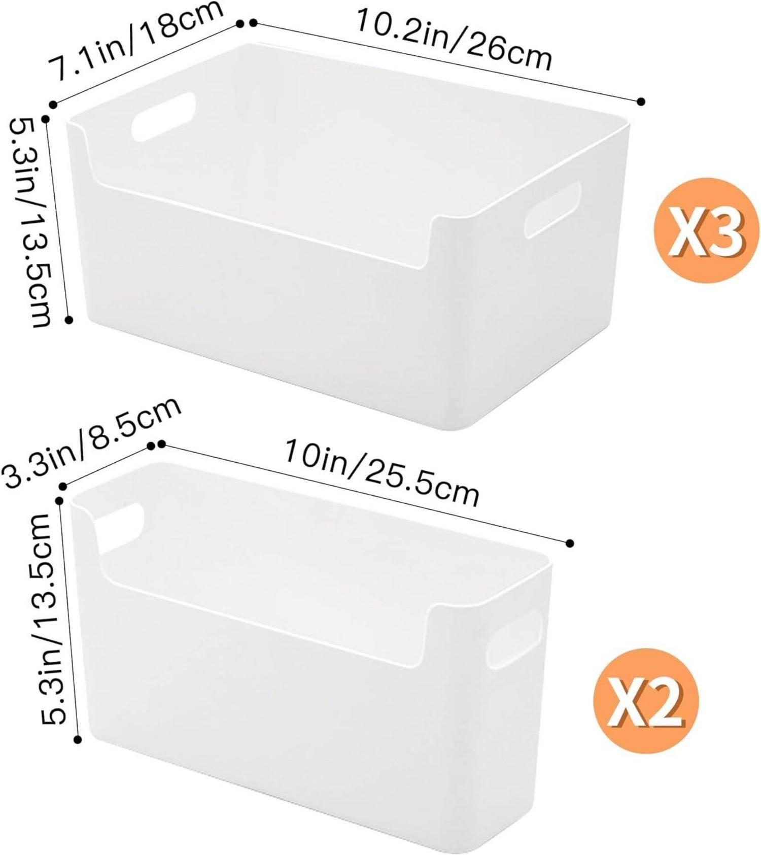 Zwei weiße Aufbewahrungsbehälter mit Abmessungen. Oberer Behälter: 10,2 Zoll/26 cm lang, 7,1 Zoll/18 cm breit, 5,3 Zoll/13,5 cm hoch, Menge: 3. Unterer Behälter: 10 Zoll/25,5 cm lang, 3,3 Zoll/8,5 cm breit, 5,3 Zoll/13,5 cm hoch, Menge: 2.