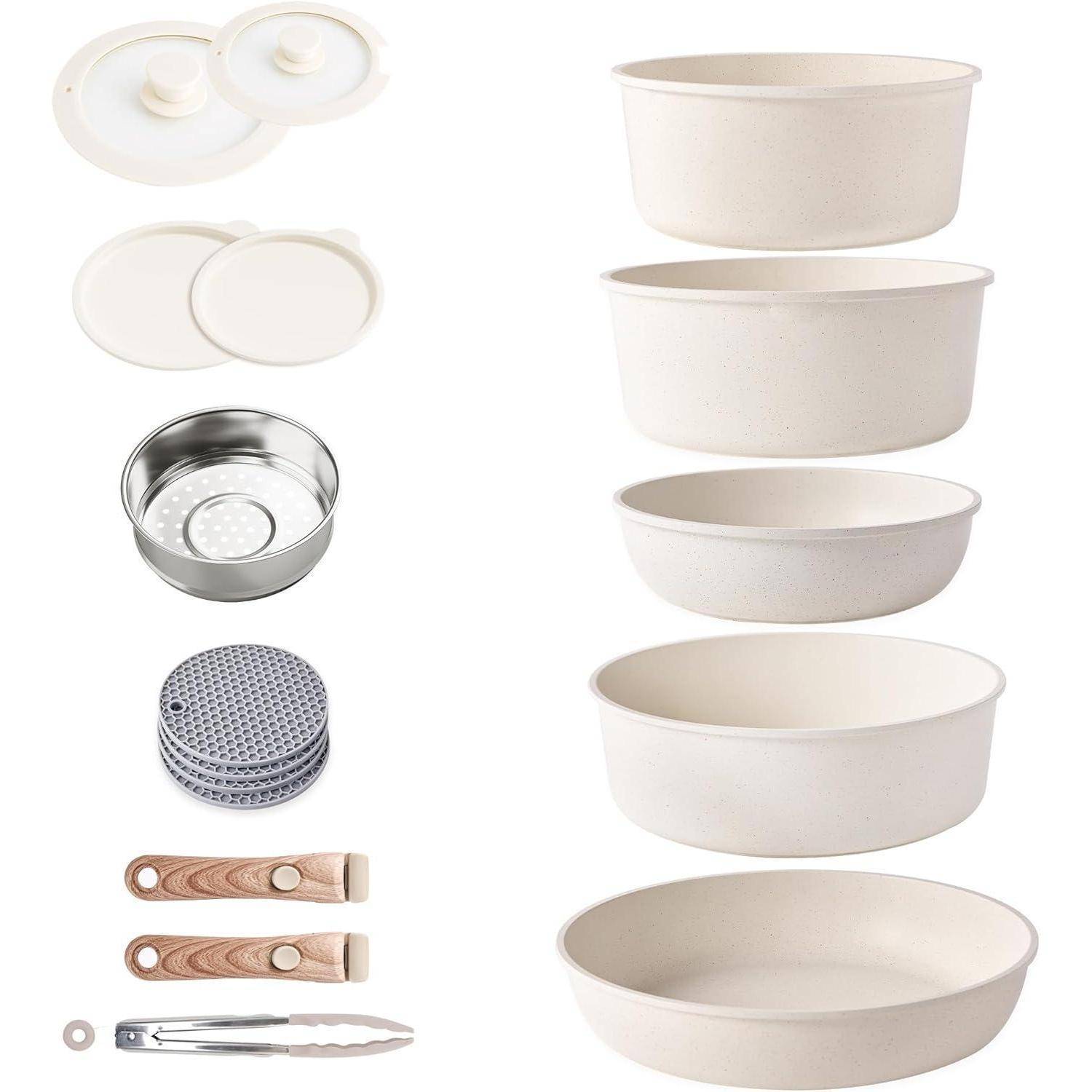 Ein Set aus stapelbaren, cremefarbenen Küchenspeicherschüsseln mit Deckeln, einem Metallsieb, Silikonuntersetzen, Holzutensilien und Zangen.