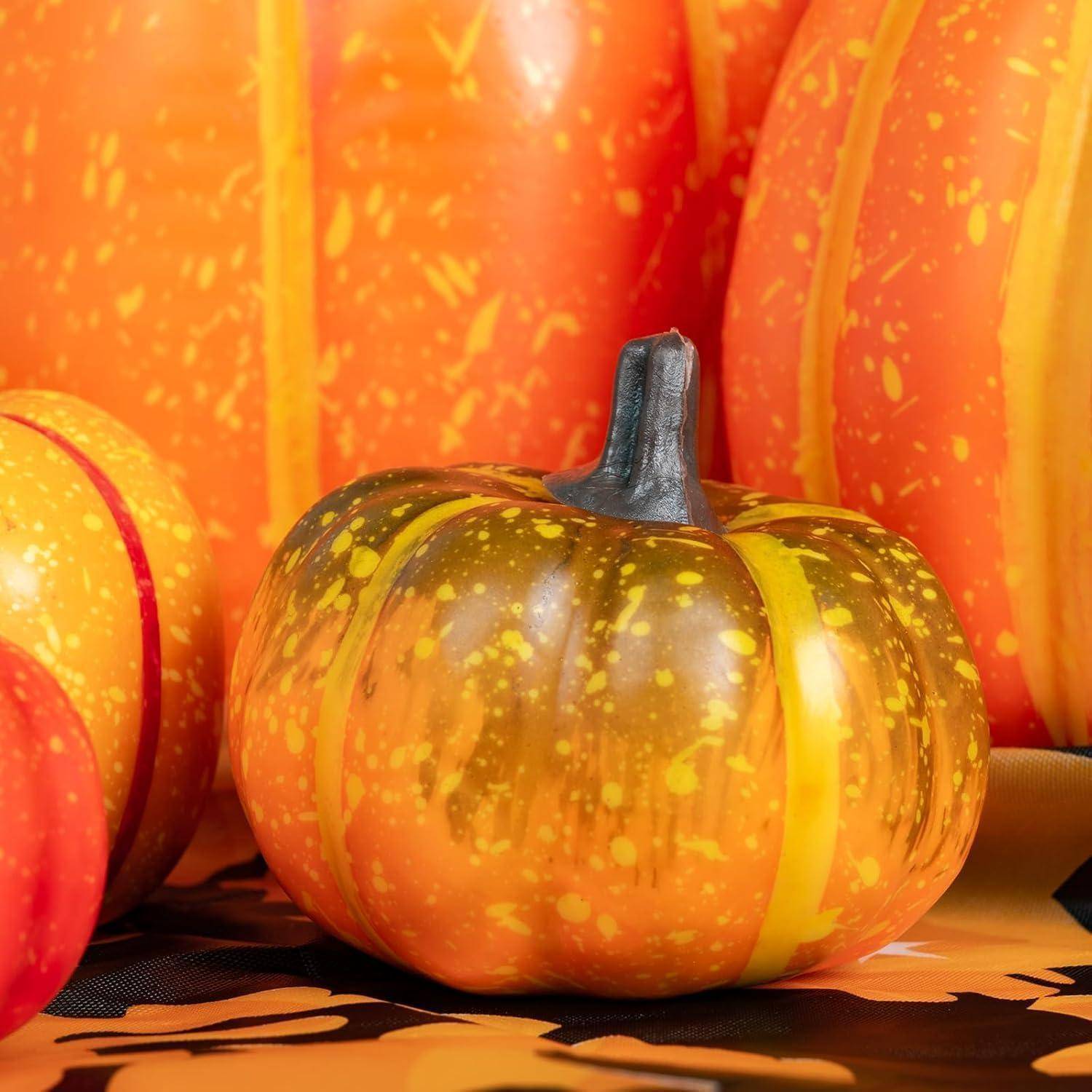 Verschiedene dekorative Kürbisse in unterschiedlichen Größen und leuchtend orangefarbenen und gelben Tönen, die zusammen ausgestellt werden und eine festliche Herbstszene erzeugen.