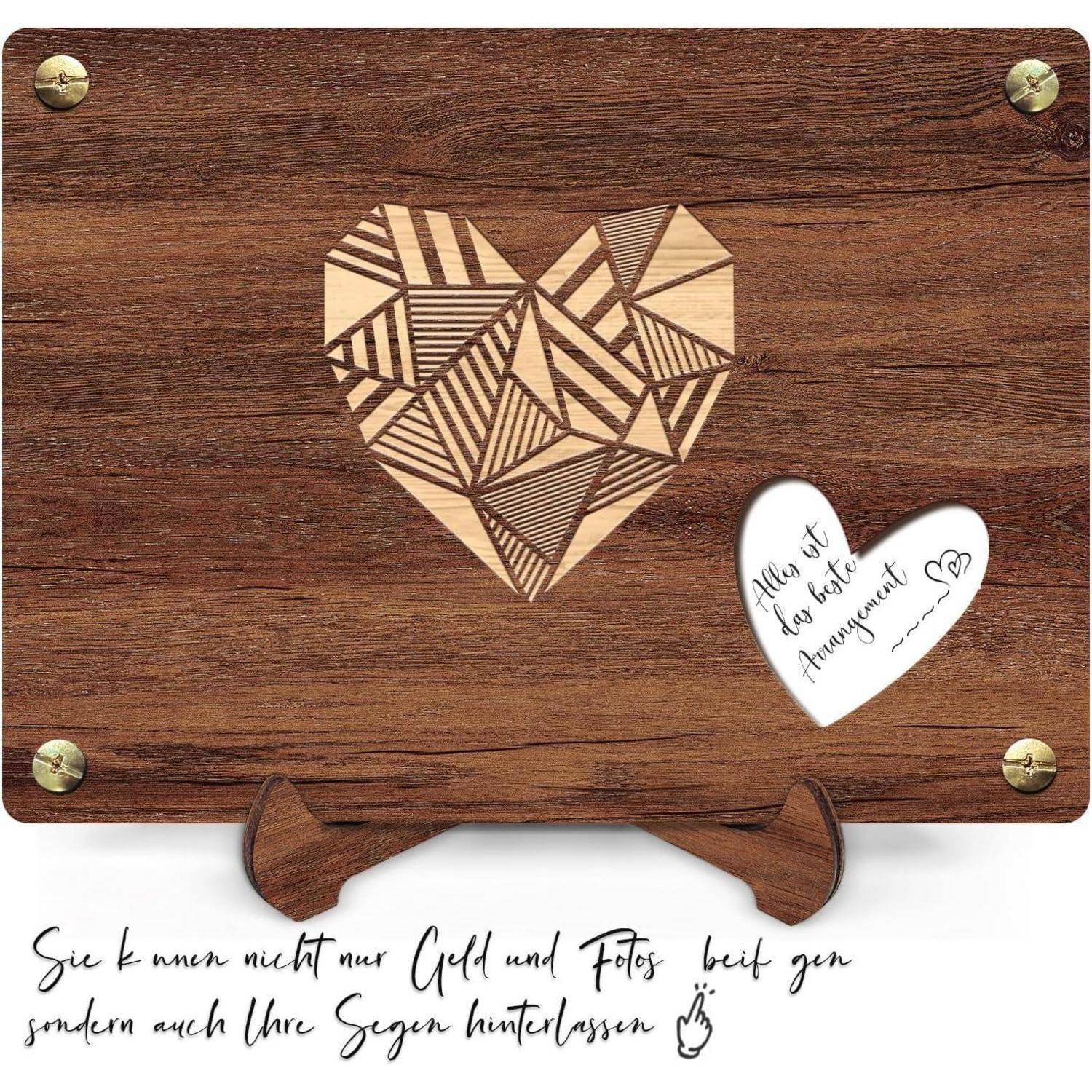 Holzschild mit einem geschnitzten geometrischen Herzmuster und einer angehängten herzförmigen Notiz. Der deutsche Text lautet „Alltag ist die schönste Ausflugszeit