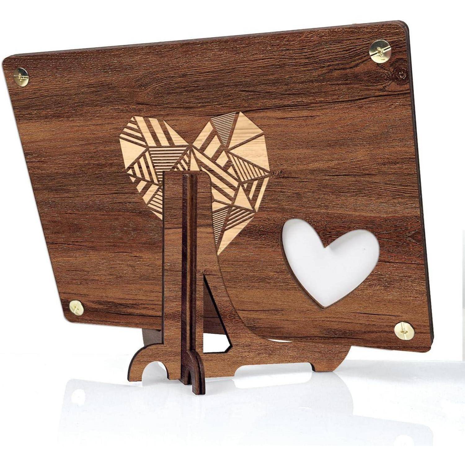 Ein Fotorahmen aus Holz mit geometrischem Herzdesign und herzförmiger Aussparung auf der Rückseite, gestützt von einem Holzständer.