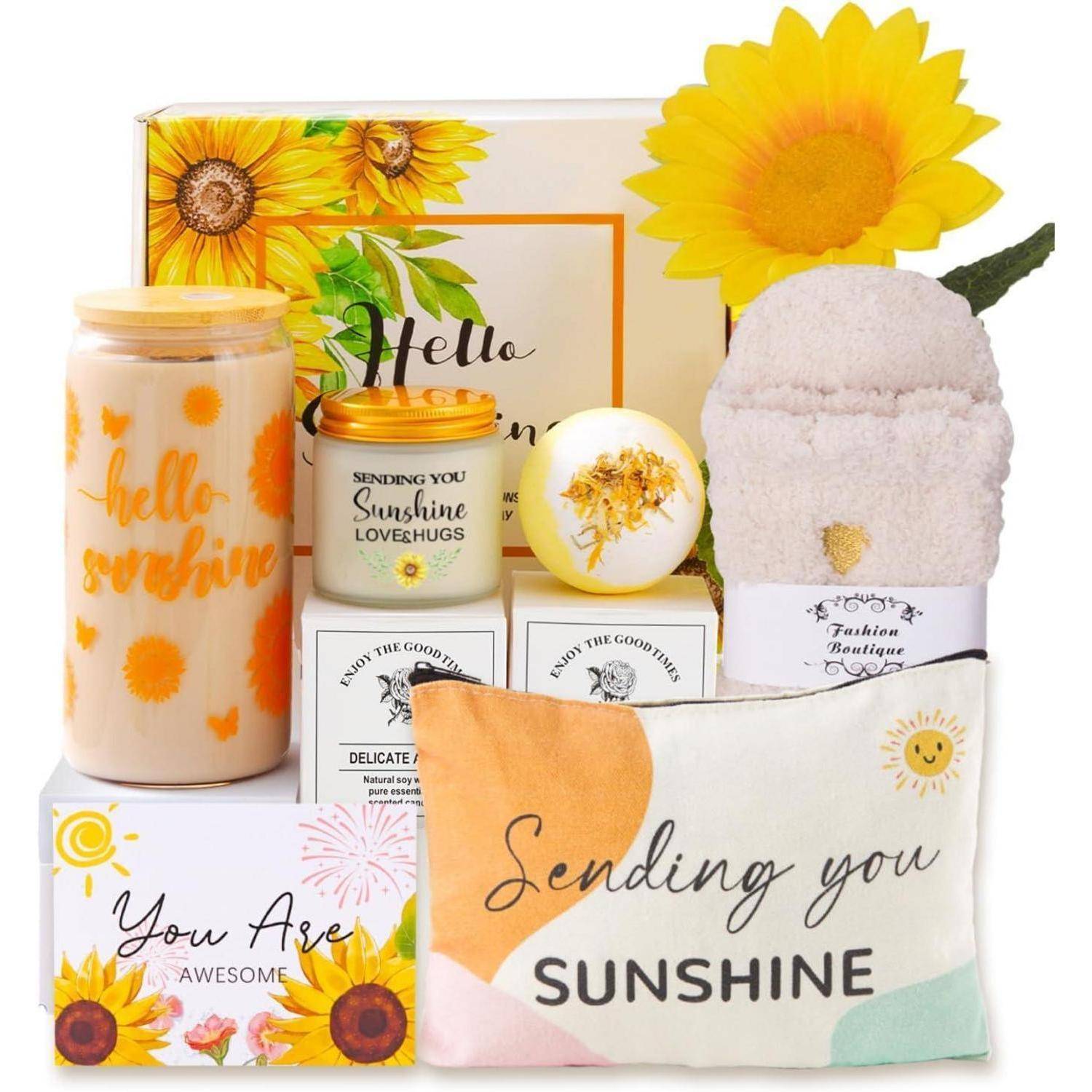 Geschenkset mit Sonnenblumen-Motiv, das eine Kerze, eine Badebombe, Socken, eine Tasche mit der Aufschrift ‚Sending you Sunshine' und eine Box mit der Aufschrift ‚You Are Awesome' enthält.