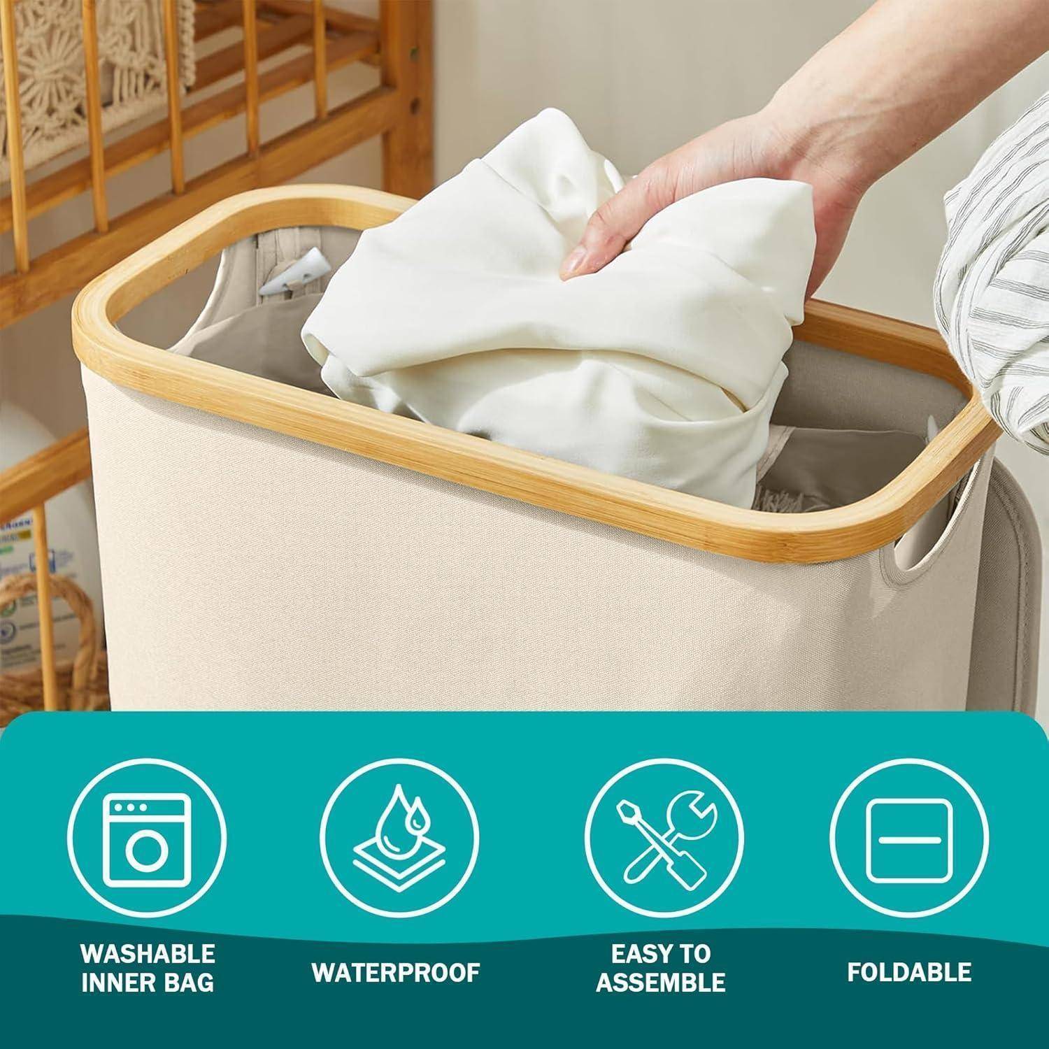Eine Hand legt Kleidungsstücke in einen beigen Wäschekorb. Icons darunter zeigen Merkmale: „Waschbar