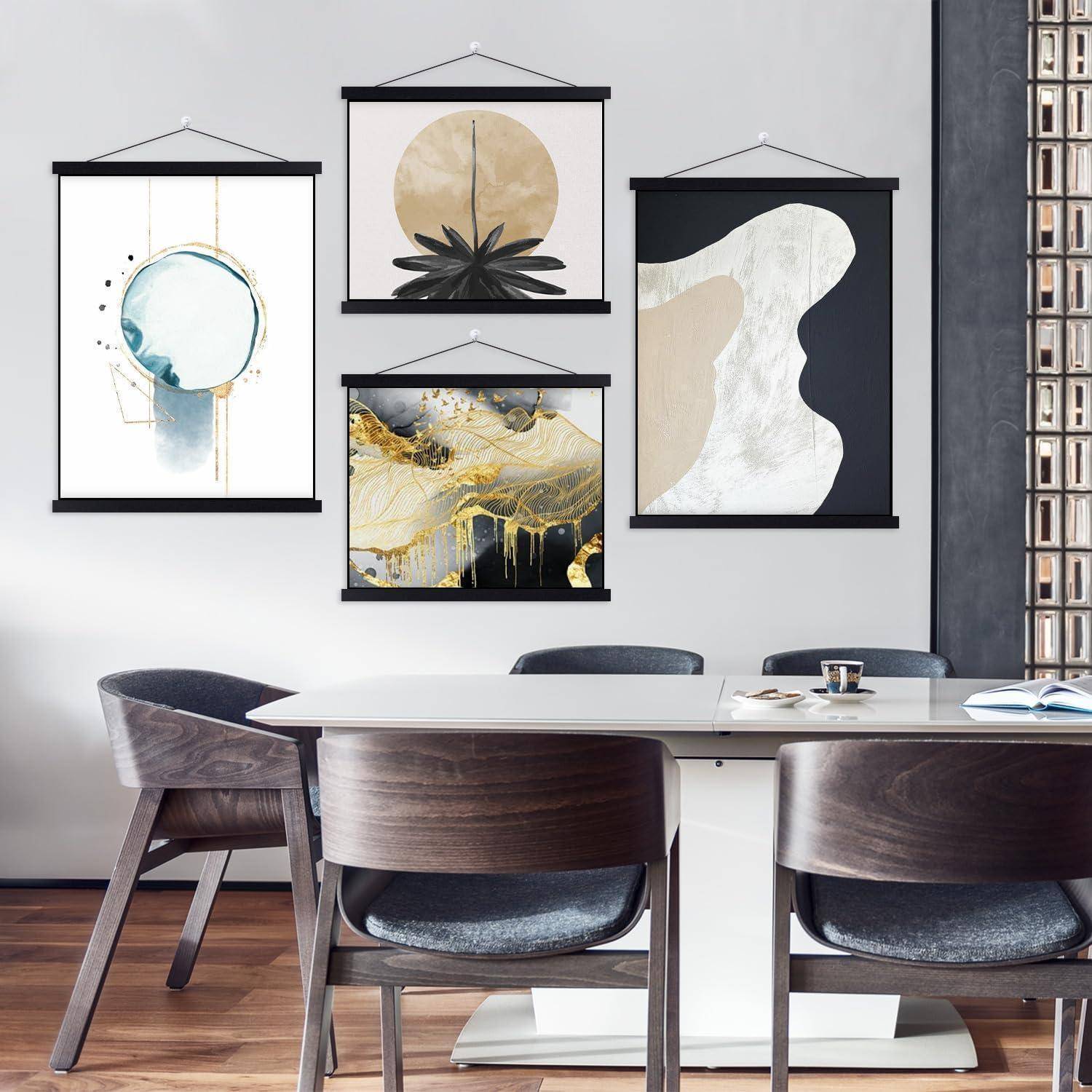 Raum mit Holzboden, einem modernen Tisch und Stühlen sowie abstrakten Kunstwerken an den Wänden. Die Kunst zeigt kreisförmige und geometrische Formen.