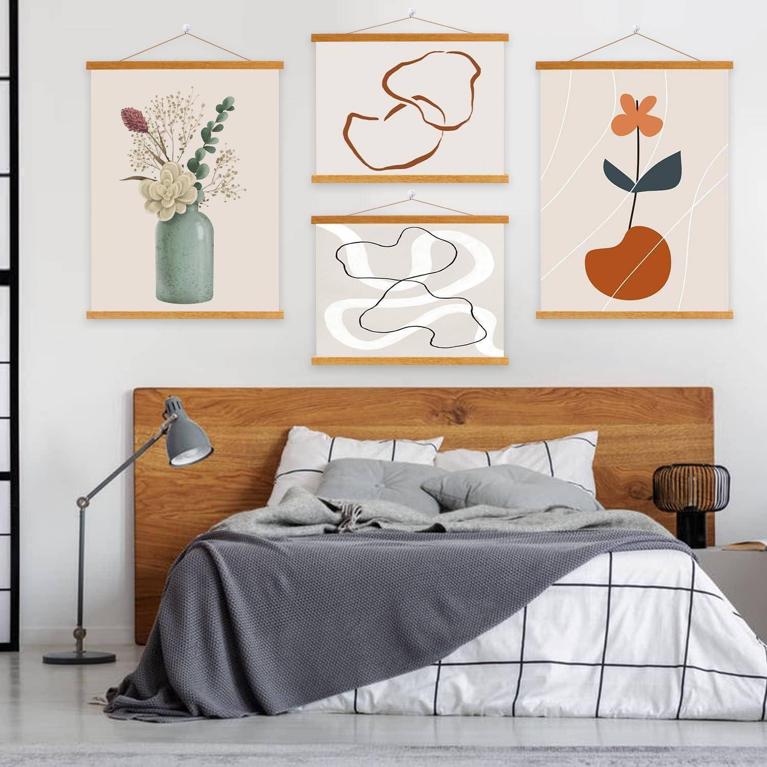 Ein gemütliches Schlafzimmer mit einem Holzbett, grauen Bettwäsche und einer Wanddekoration mit abstrakter Kunst. Eine moderne Lampe steht auf einem Beistelltisch neben dem Bett.