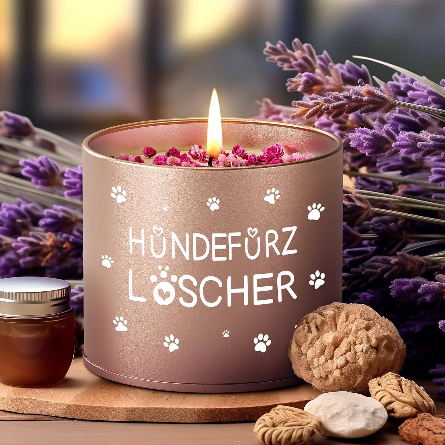 Eine brennende Kerze mit der Aufschrift 