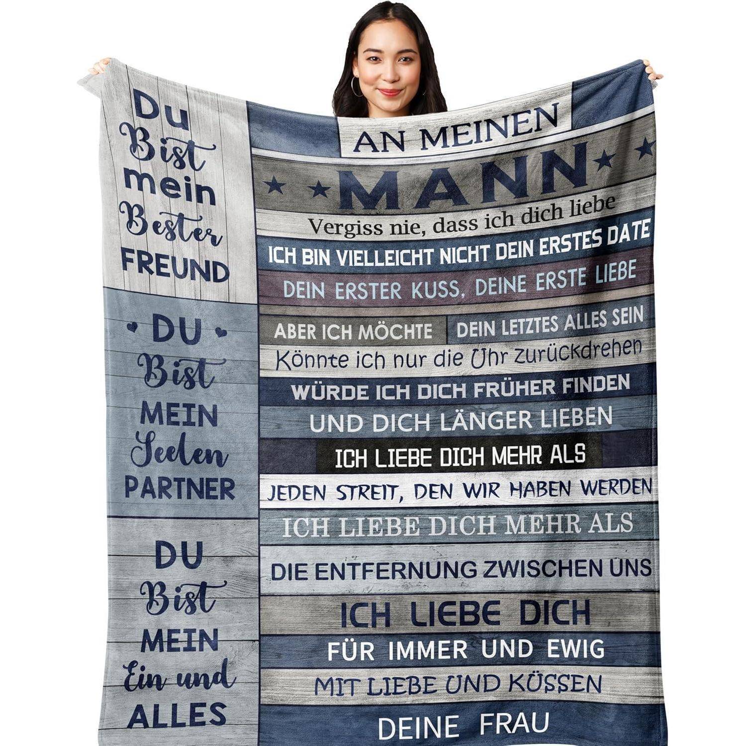 Eine Person, die eine große Decke hält, mit deutschem Text, der tiefe Liebe und Wertschätzung einer Ehefrau für ihren Ehemann ausdrückt.