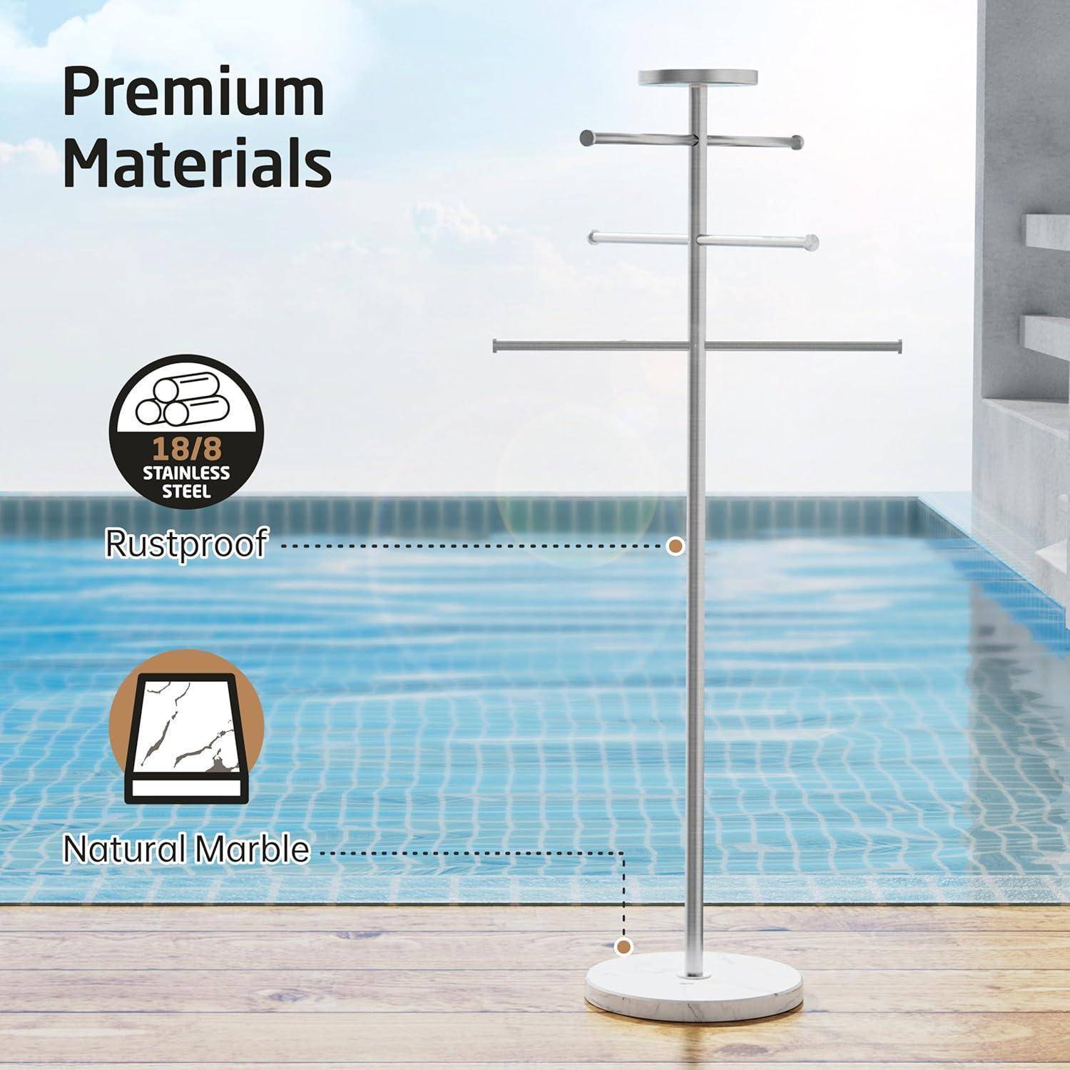 Ein Handtuchhalter aus Metall steht in der Nähe eines Pools, gekennzeichnet als hergestellt aus ,,18/8 Edelstahl