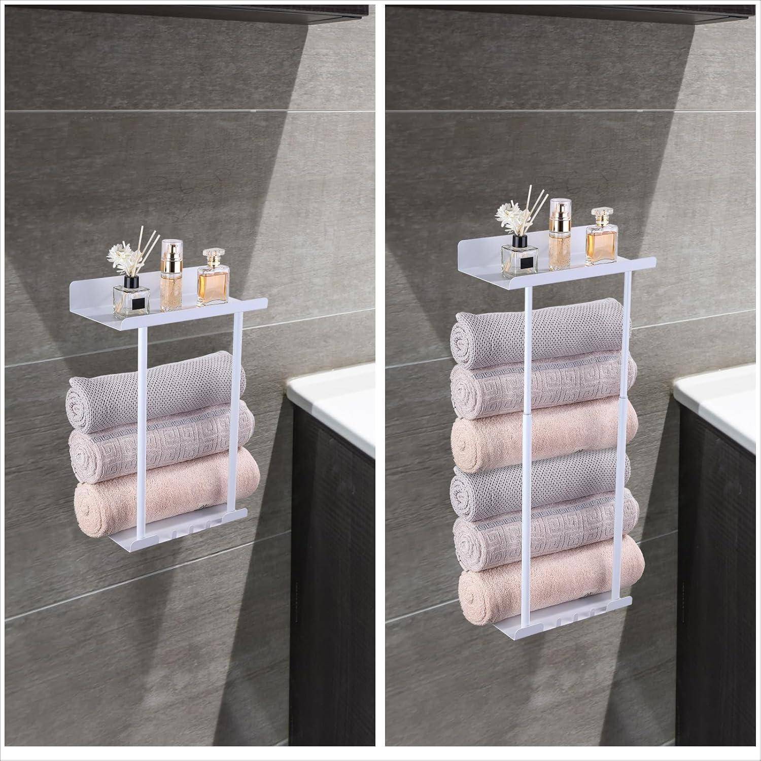 Ein wandmontiertes Badablage, die Toilettenartikel und zusammengelegte Handtücher trägt. Das Regal ist minimalistisch und verleiht dem Raum eine funktionale, dekorative Note.