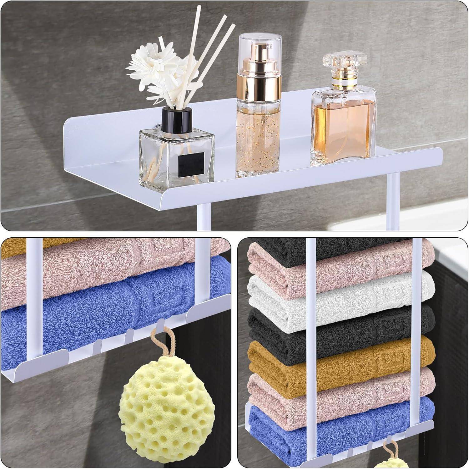 Ein Badezegalregal trägt dekorative Gegenstände, Parfüms, zusammengelegte Handtücher in Pastelltönen und neutralen Farben sowie einen hängenden Schwamm, vor einem Fliesenhintergrund.
