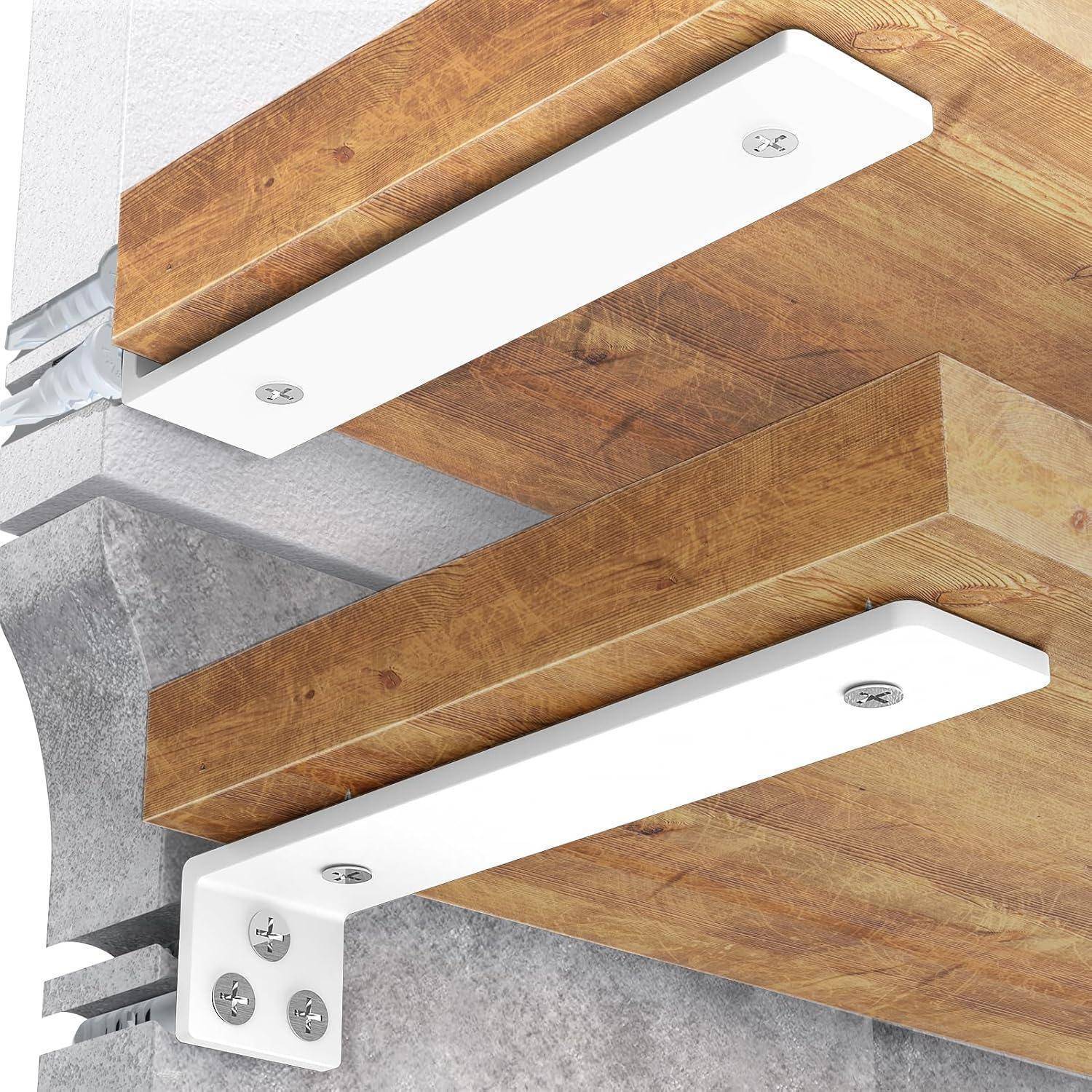 Halterungen unterstützen Holzregale, die an einer Betonwand montiert sind und eine robuste Installation mit sichtbaren Schrauben und nahtloser Ausrichtung zeigen.