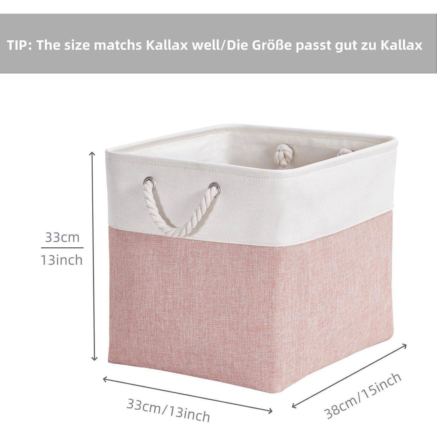 Eine rosa-weiße Aufbewahrungsbox aus Stoff mit Seilgriffen wird mit den Abmessungen 33 cm/13 Zoll gezeigt. Ein Hinweis besagt: „Die Größe passt gut zu Kallax