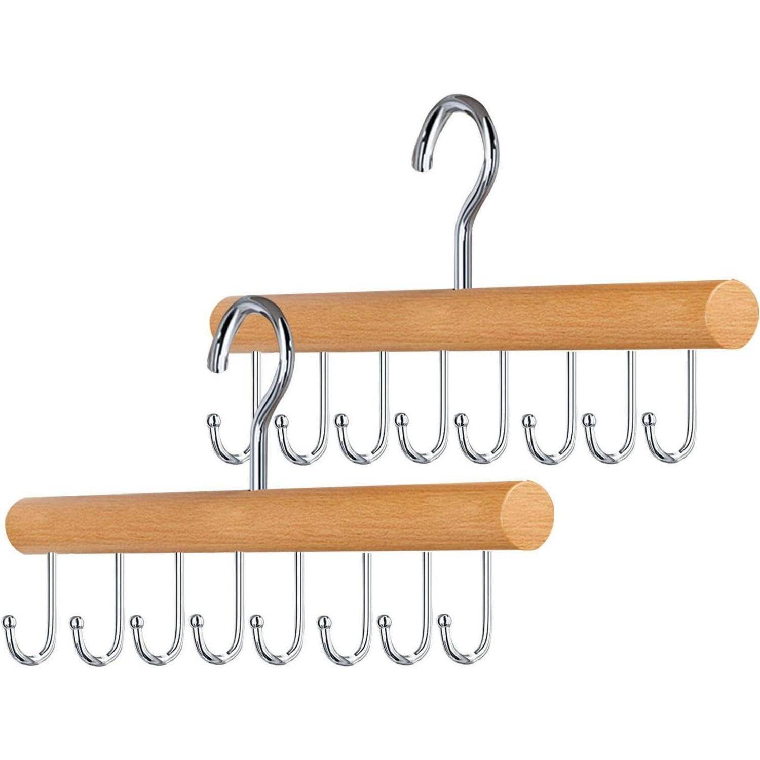 Zwei Kleiderbügel aus Holz und Metall, jeweils mit mehreren Haken, werden hintereinander vor einem einfarbigen Hintergrund präsentiert.