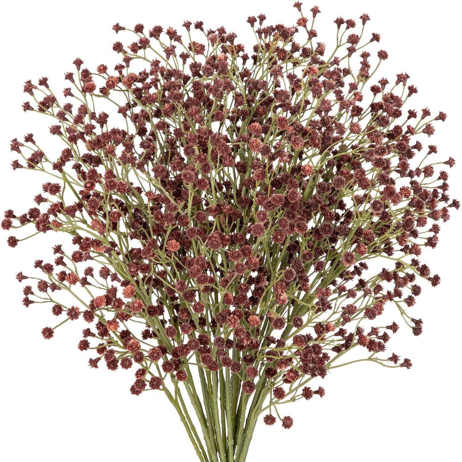Ein Blumenstrauß aus kleinen, traubigen violetten Blüten mit grünen Stängeln, wahrscheinlich eine dekorative Anordnung.