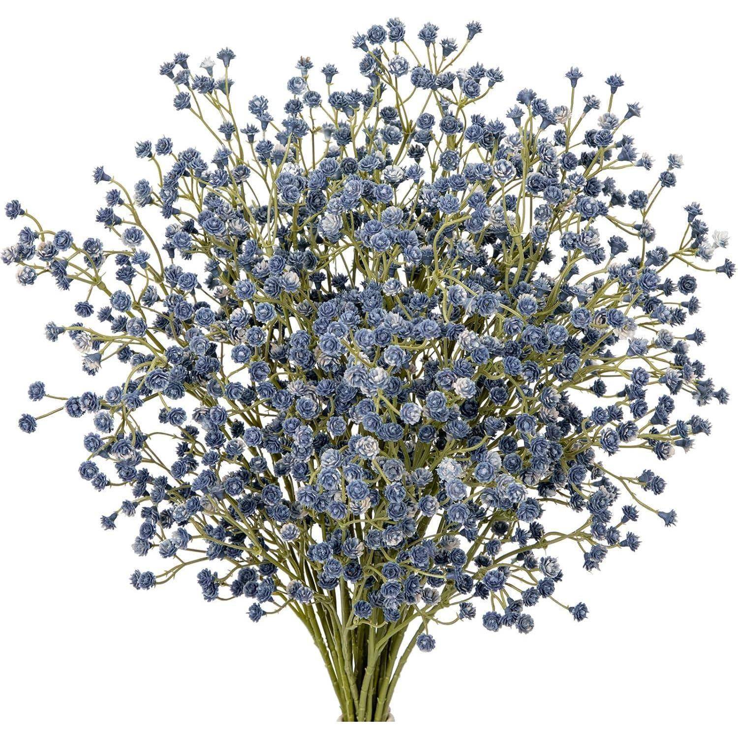 Ein Strauß kleiner, zarter blauer Blumen mit dünnen grünen Stängeln, dicht zusammengedrängt und nach außen verzweigt, wodurch eine runde Form entsteht.