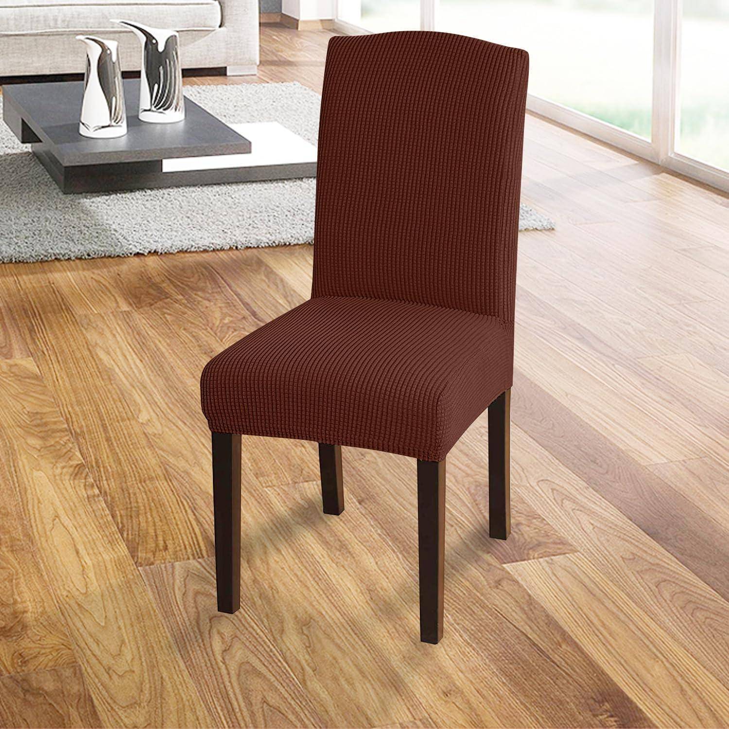 Ein brauner gepolsterter Stuhl steht auf einem hellen Holzboden, in der Nähe eines modernen Couchtisches mit dekorativen Vasen in einem hellen Raum.