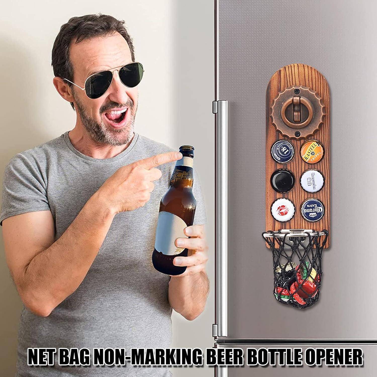 Ein Mann zeigt begeistert auf einen hölzernen Flaschenöffner an einem Kühlschrank. Der Öffner verfügt über ein Netz für Kronkorken und präsentiert verschiedene Kronkorken.