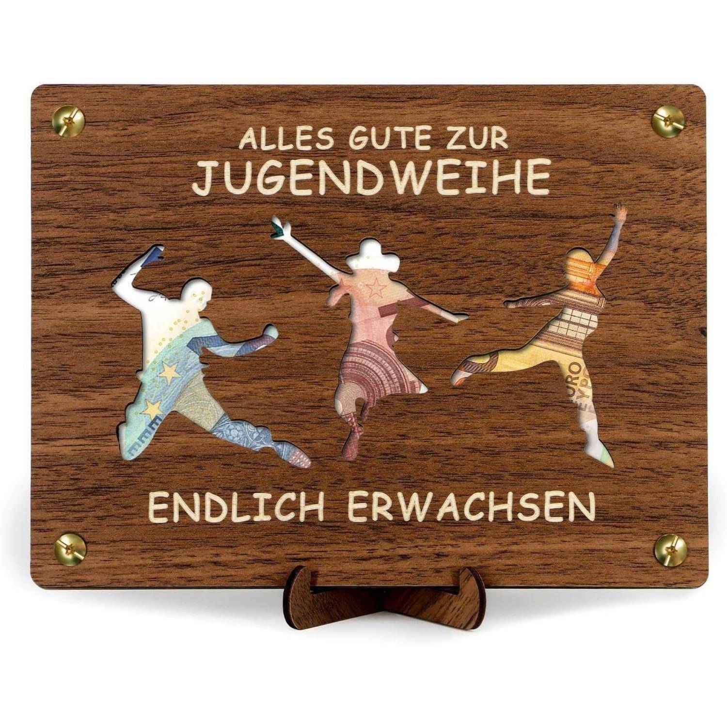 Holzschild mit drei farbenfrohen Figuren in dynamischen Posen und deutschem Text: 'Alles Gute zur Jugendweihe Endlich Erwachsen