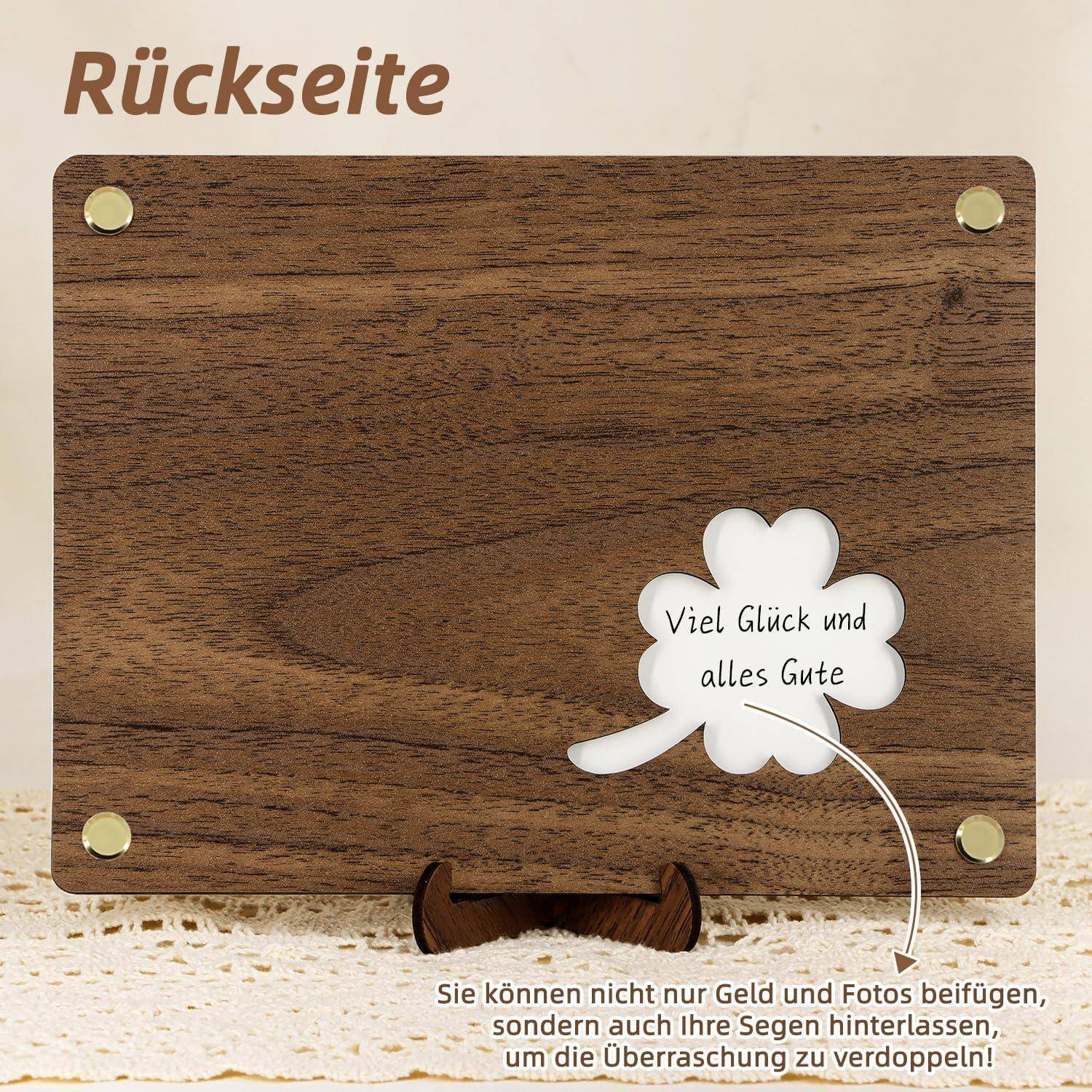 Ein Holzschild mit dem deutschen Text 'Rückseite' oben. Eine Sprechblase auf dem Schild sagt 'Viel Glück und alles Gute.' Es ruht auf einem Spitzendeckchen.