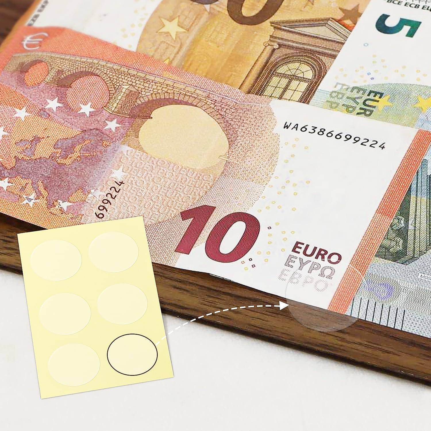 Ein Nahaufnahmefoto verschiedener Eurobanknoten, die sich teilweise überlappen und die Stückelungszahlen hervorheben. Ein Haftnotizzettel mit kreisförmigen Aufklebern befindet sich in der Ecke.