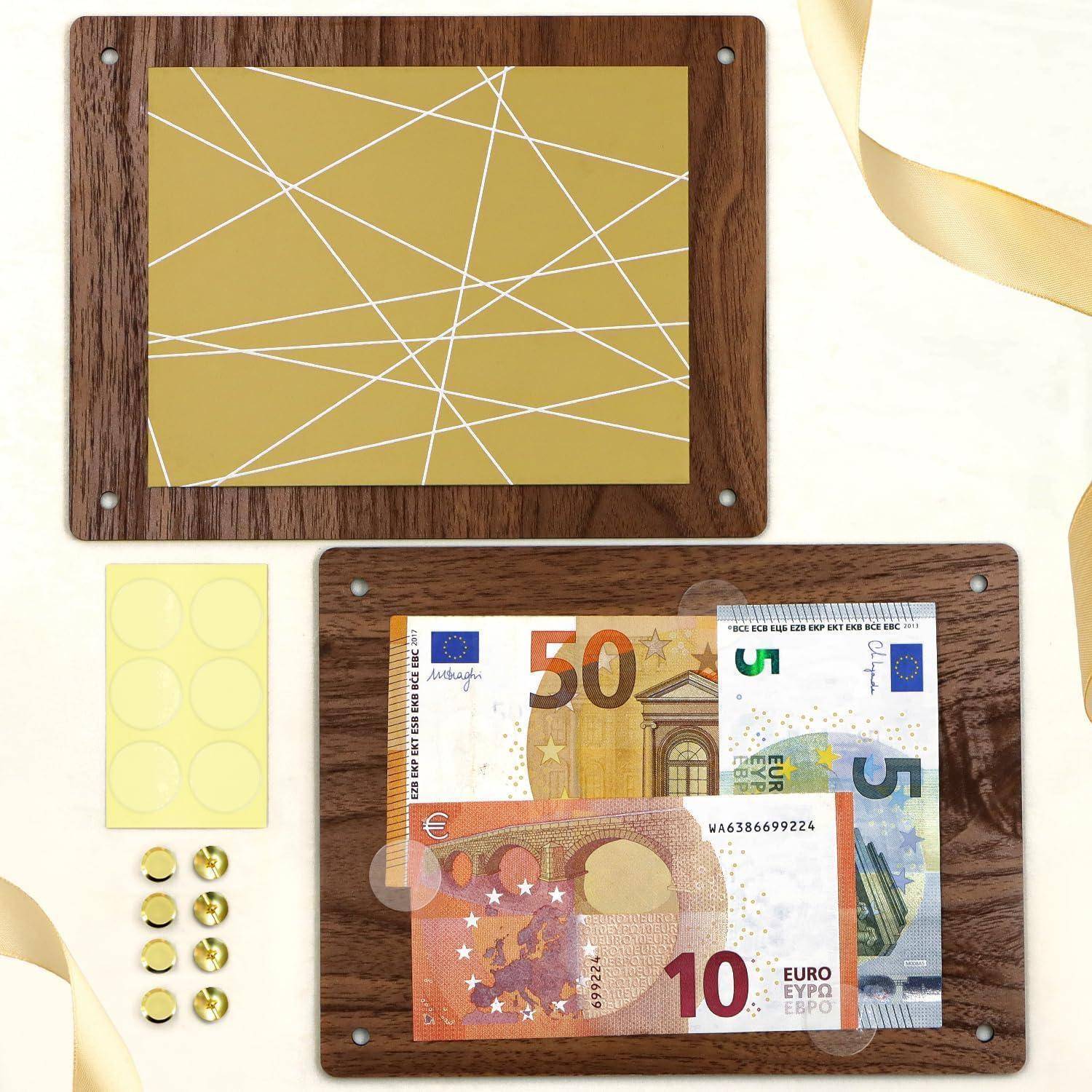 Eine dekorative Flachansicht mit Eurobanknoten und geometrischer Kunst auf Holzplatten, akzentuiert durch gelbe Punkte und Bänder.