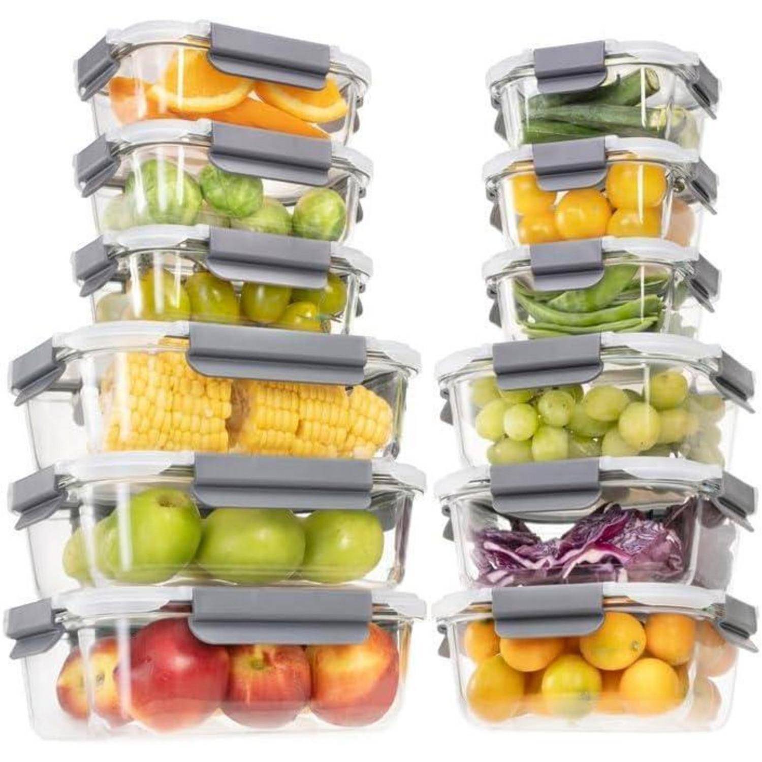 Gestapelte durchsichtige Plastikbehälter gefüllt mit buntem Obst und Gemüse, darunter Orangen, Trauben, Äpfel und Mais.