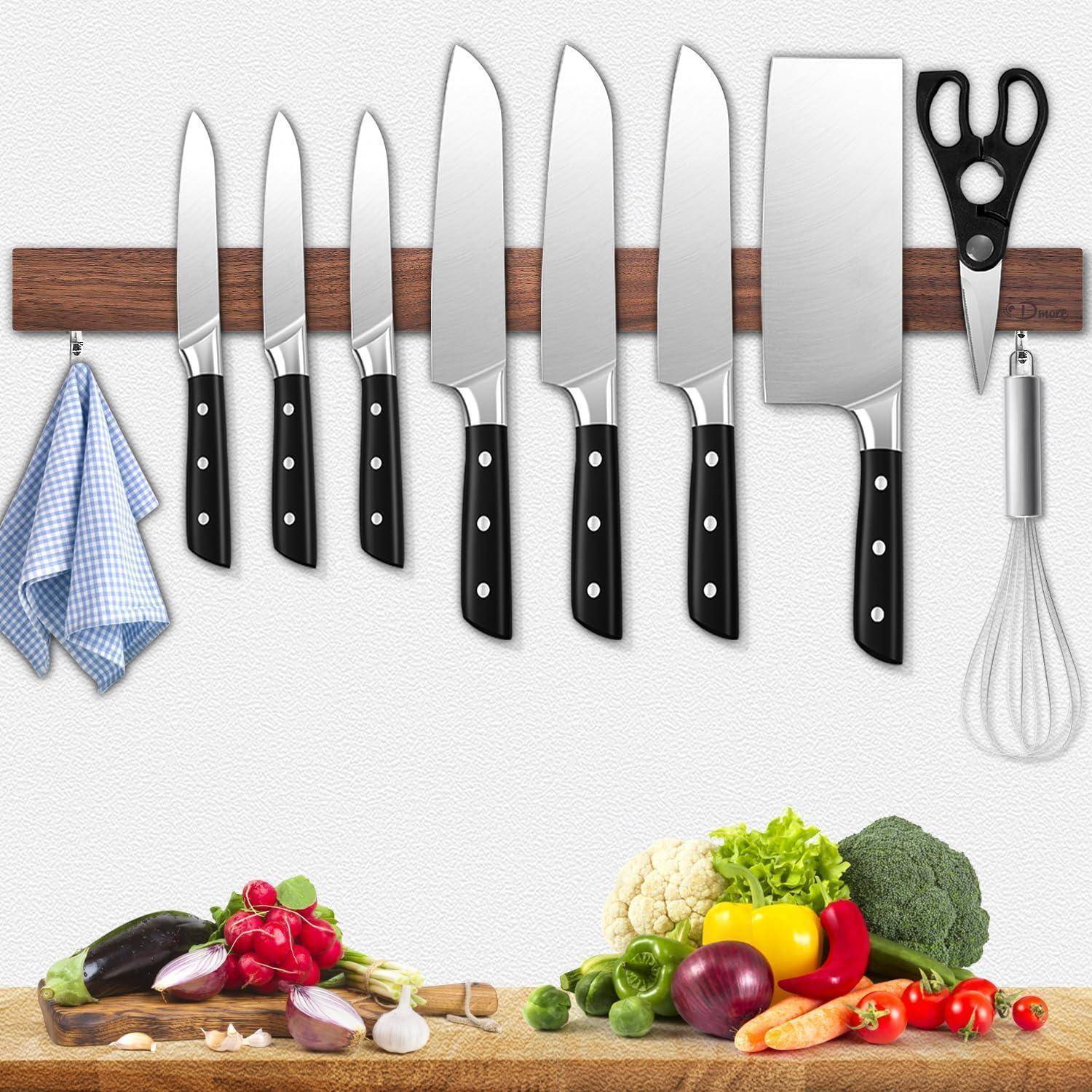 Ein Holzgestell hält eine Vielzahl von Küchenmessern und Küchenutensilien. Darunter sind frische Gemüsesorten wie Tomaten, Brokkoli und Paprika auf einer Arbeitsplatte angeordnet.