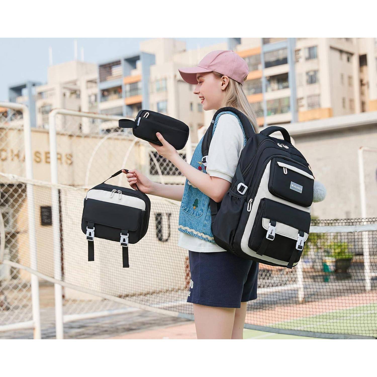 Eine Person steht im Freien und trägt einen schwarzweißen Rucksack, eine Umhängetasche und eine kleine Tasche, gekleidet in einer Kappe und Shorts.