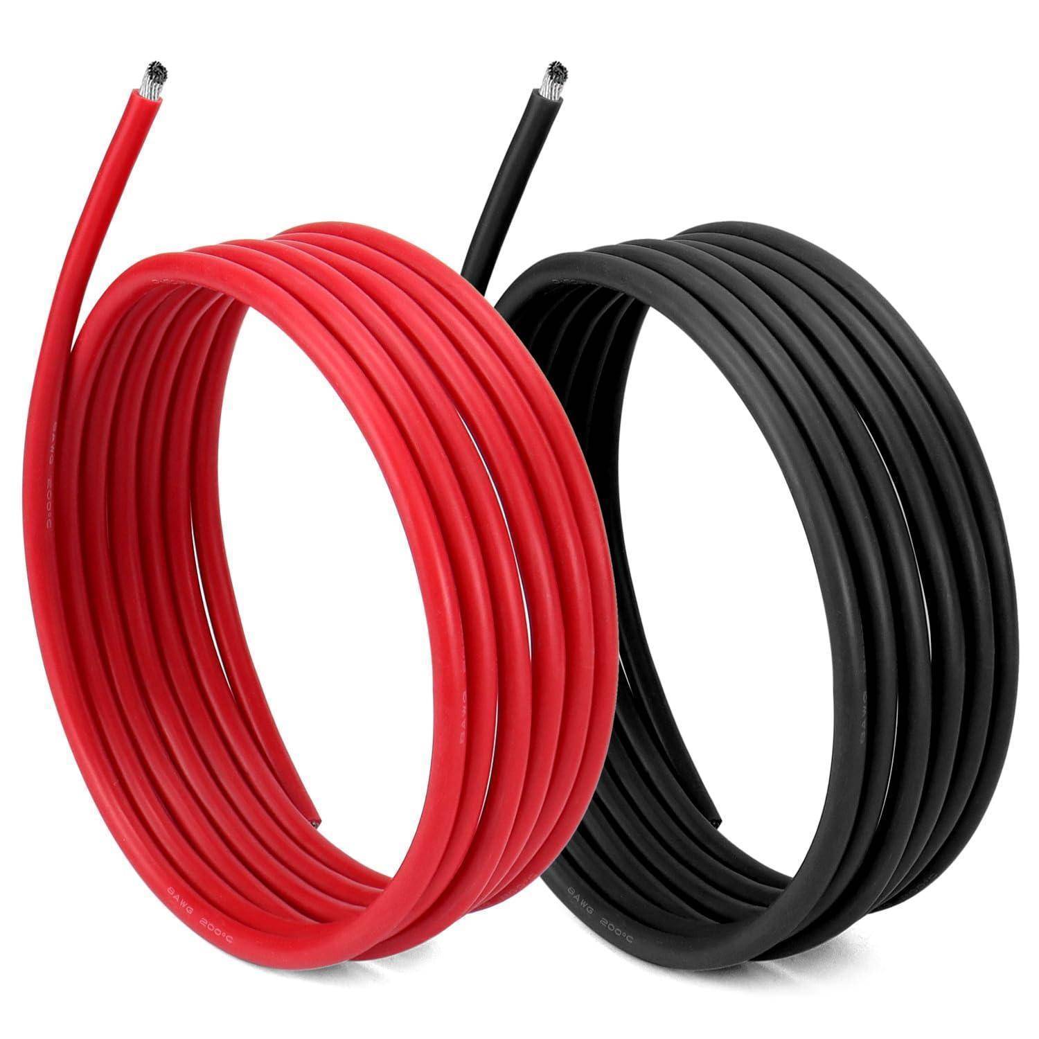 Rote und schwarze Elektrokabel, für elektrische Zwecke verwendet, sauber nebeneinander auf einem weißen Hintergrund aufgerollt.