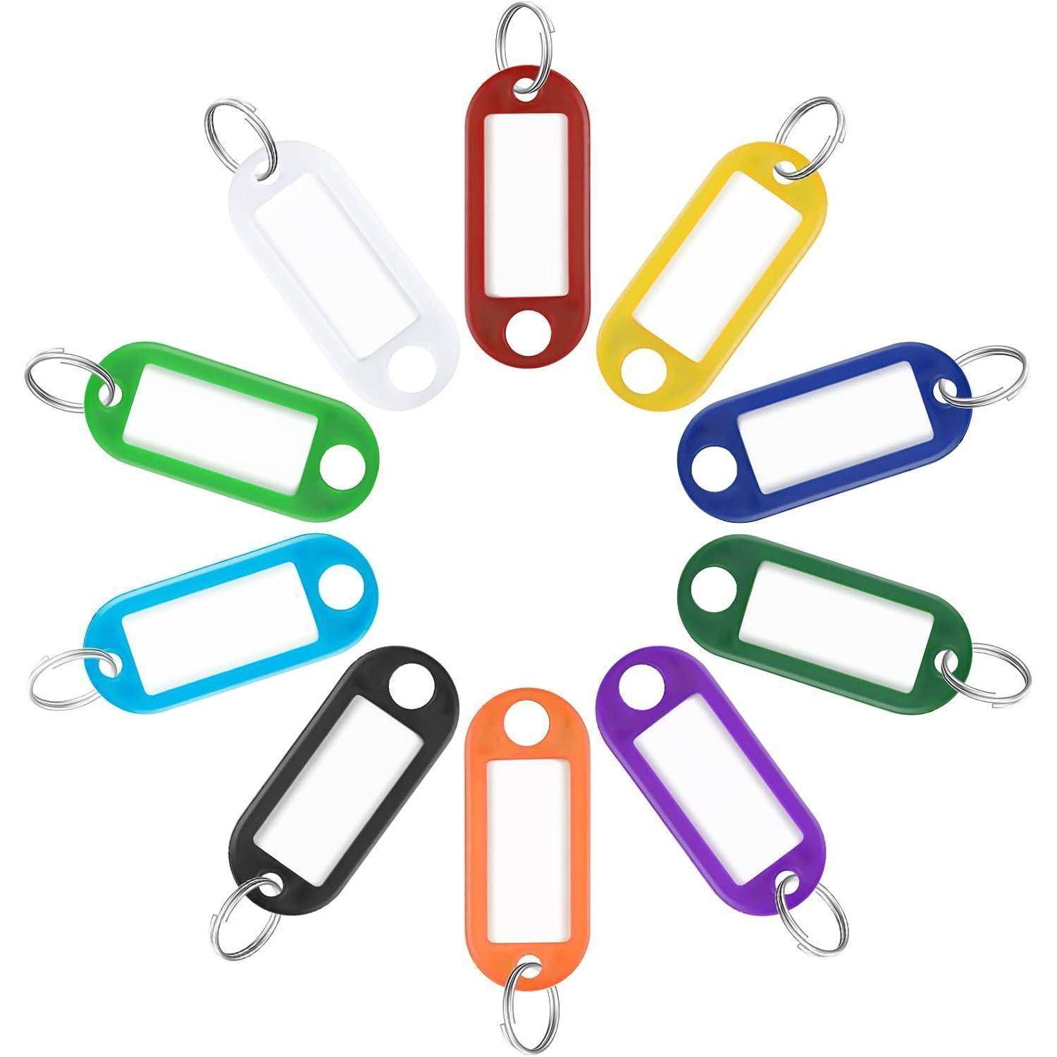 Bunte Schlüsseletiketten mit leeren Beschriftungen, die in einem Kreis angeordnet sind.