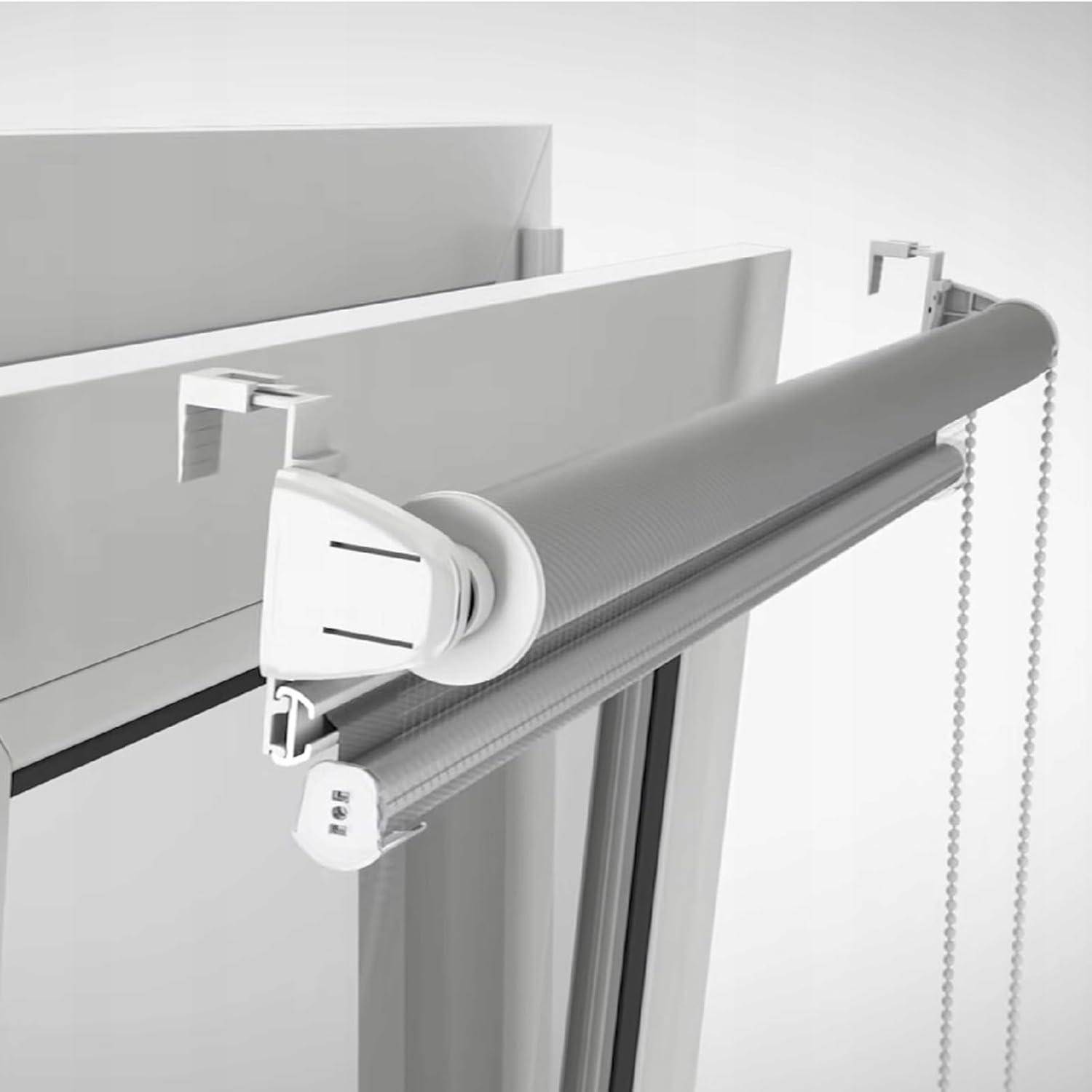 Eine Nahaufnahme eines Fenster-Rolladeneinzugsmechanismus, die den Rolladen, die Halterungen und eine Zugkette auf der rechten Seite zur Bedienung zeigt.
