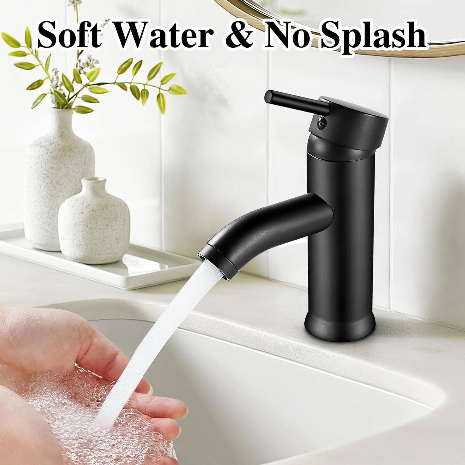 Weiches Wasser & Kein Spritzer über einem modernen schwarzen Badezimmer-Wasserhahn mit fließendem Wasser. Hände werden sanft darunter gewaschen; weiße Kanne und Vase im Hintergrund.