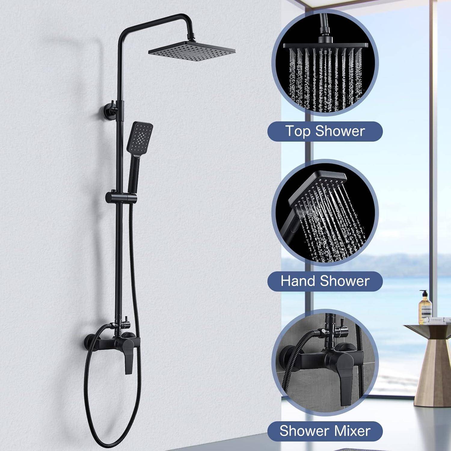 Ein schwarzes Duschsystem mit Deckenbrause, Handbrause und Duscharmatur, präsentiert vor einer grauen Wand mit Meerblick durchs Fenster.