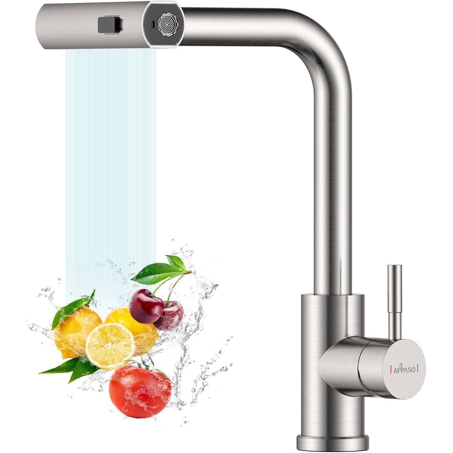 Ein moderner Küchenhahn mit einem digitalen Display lässt Wasser über spritzende Früchte fließen, darunter Zitronen, Kirschen und eine Tomate.
