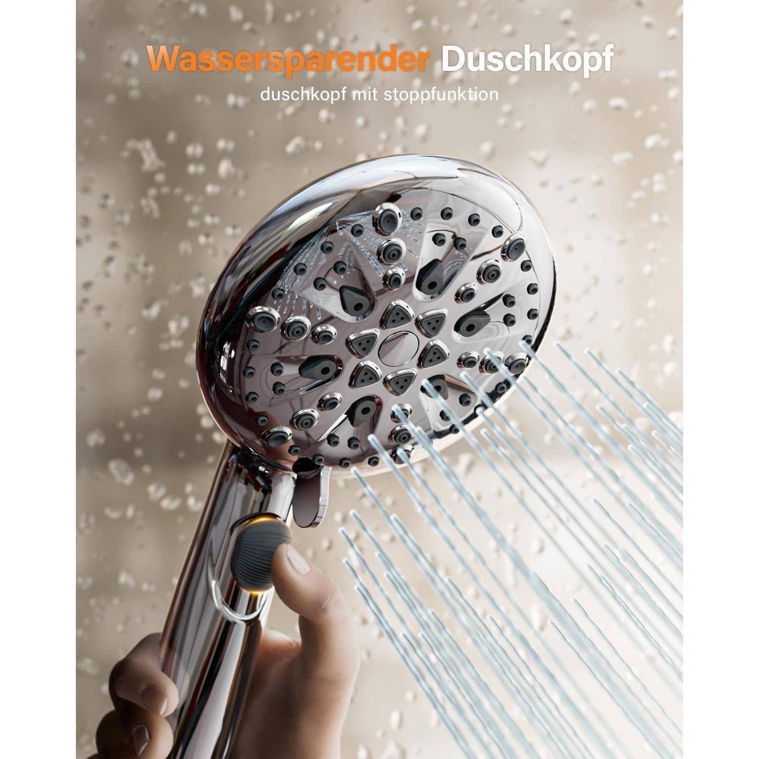 Eine Hand justiert einen Duschkopf mit fließendem Wasser. Der Text lautet 