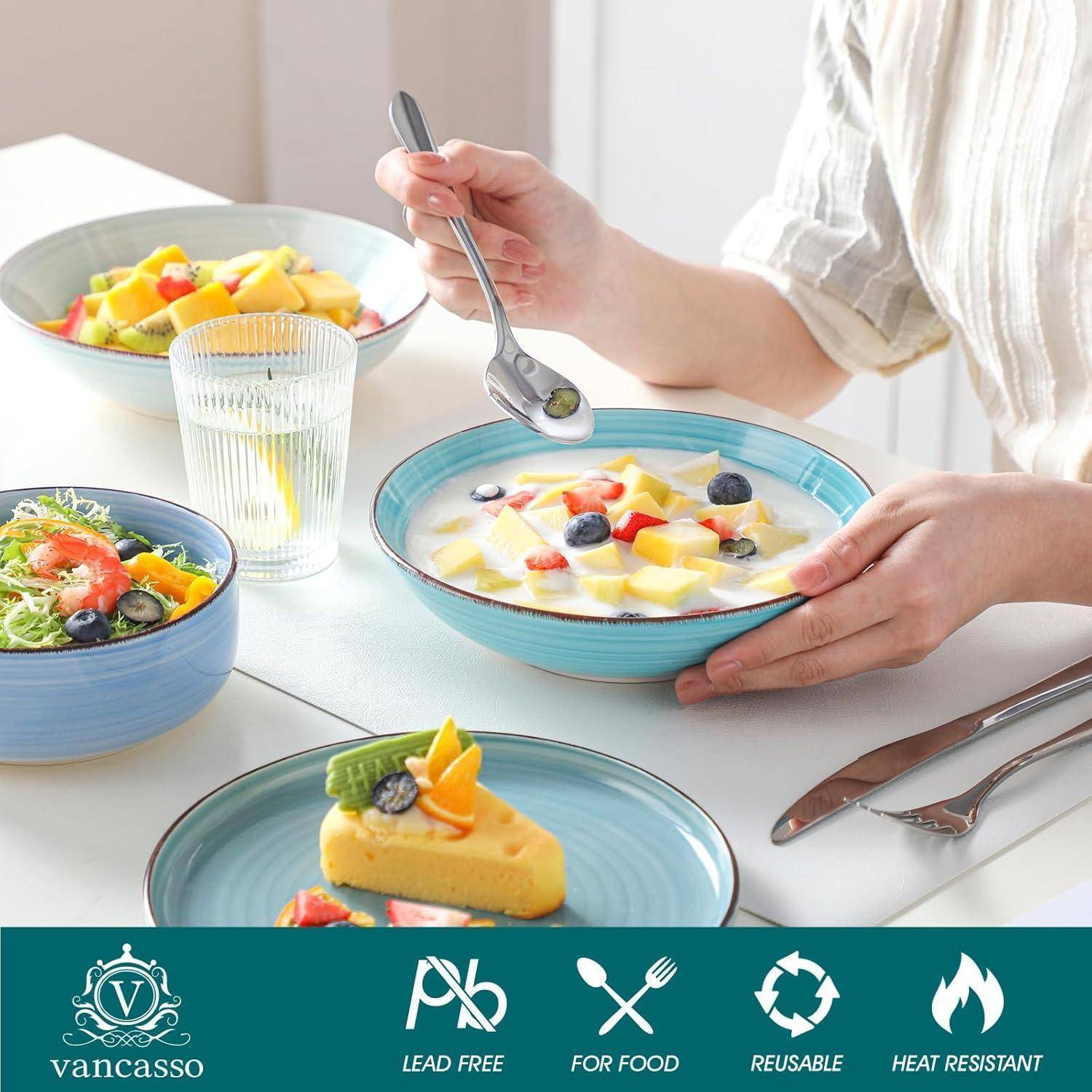 Eine Person genießt eine Joghurtschüssel mit Früchten an einem Tisch, der mit Tellern, Dessert und Wasser gedeckt ist. Ein Logo und Produktmerkmale befinden sich am unteren Rand.