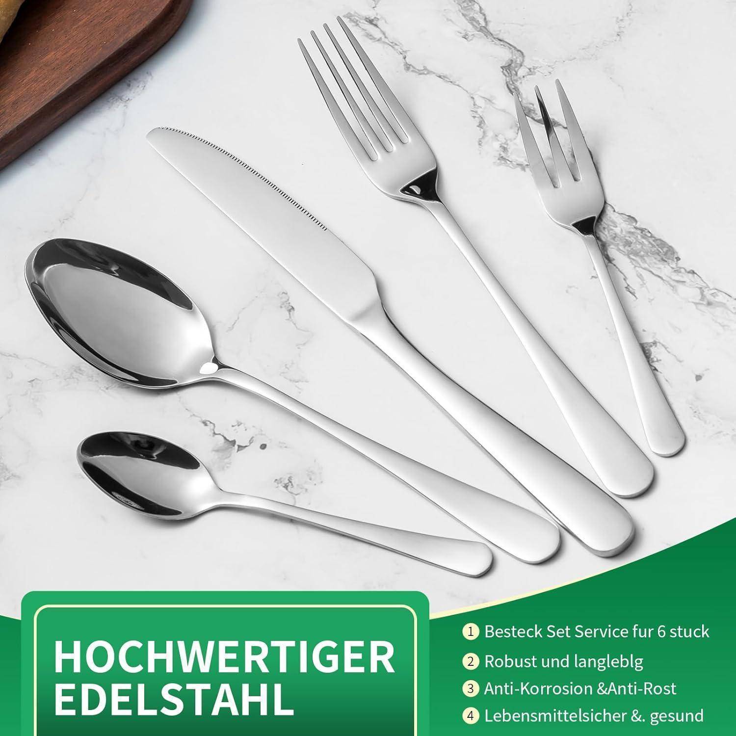 Ein Besteck-Set aus Edelstahl mit Gabel, Messer, Esslöffel und Teelöffel auf einer Marmoroberfläche. Text auf Deutsch hebt seine Qualität und Langlebigkeit hervor.