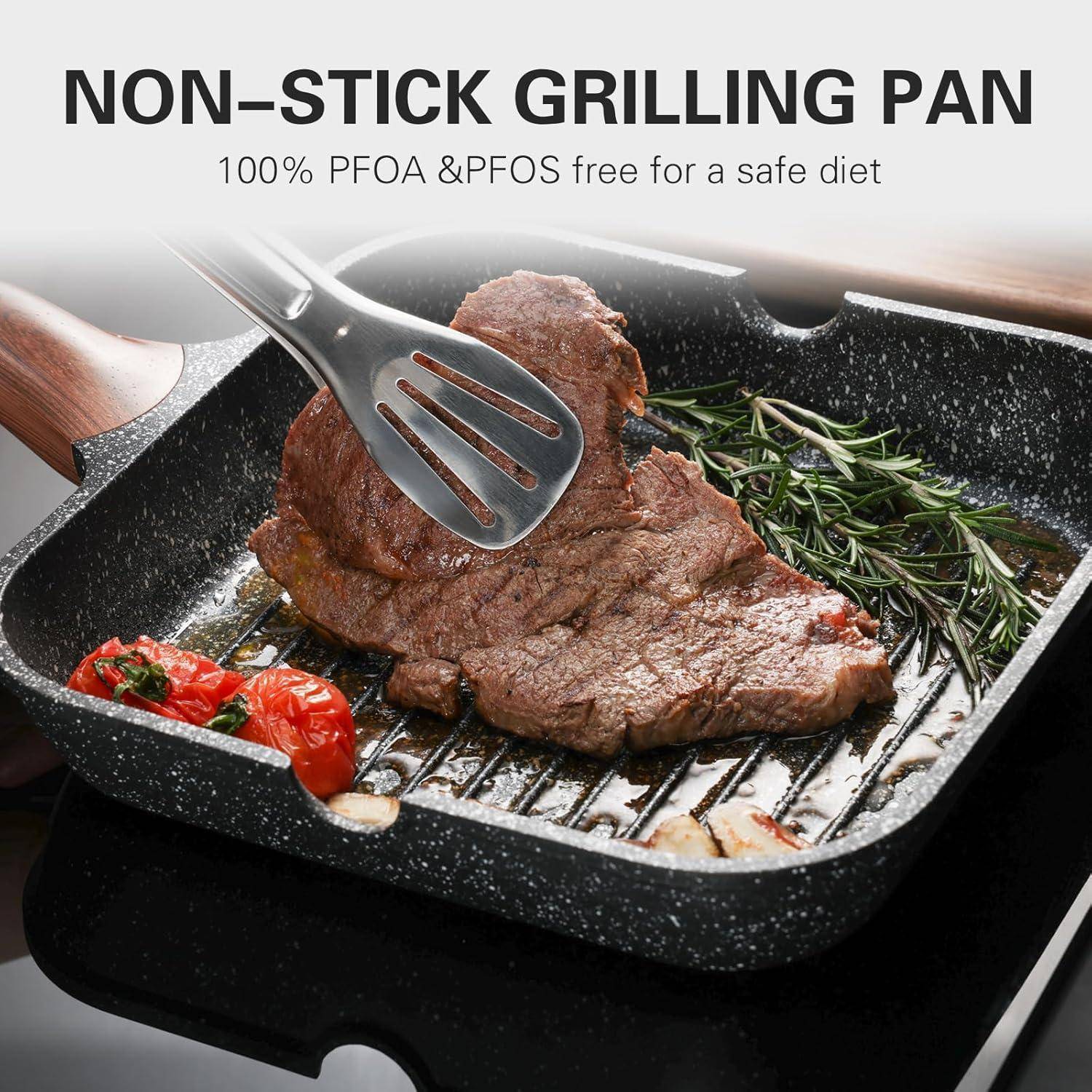 Eine Antihaft-Grillpfanne mit einem Steak, Tomaten und Rosmarin. Text lautet ‚Antihaft-Grillpfanne' und ‚100% PFOA & PFOS-frei für eine sichere Ernährung'.