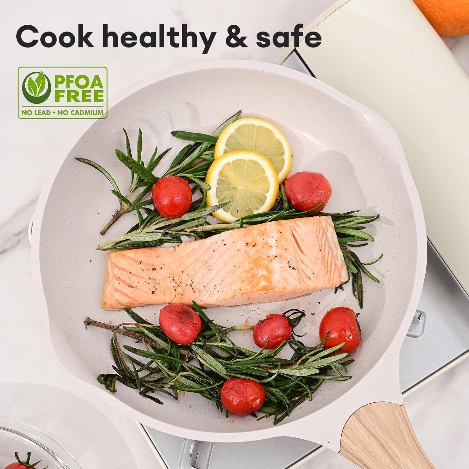 Eine Pfanne mit gekochtem Lachs, Kirschtomaten, Zitronenscheiben und Kräutern. Text lautet: 
