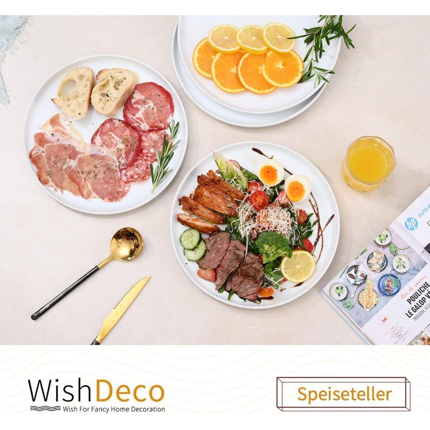Drei Teller mit Essen auf einem Tisch: geschnittene Fleischsorten mit Brot, Orangen und ein Salat mit Steak. 'WishDeco' und 'Speiseteller' Text am unteren Rand.