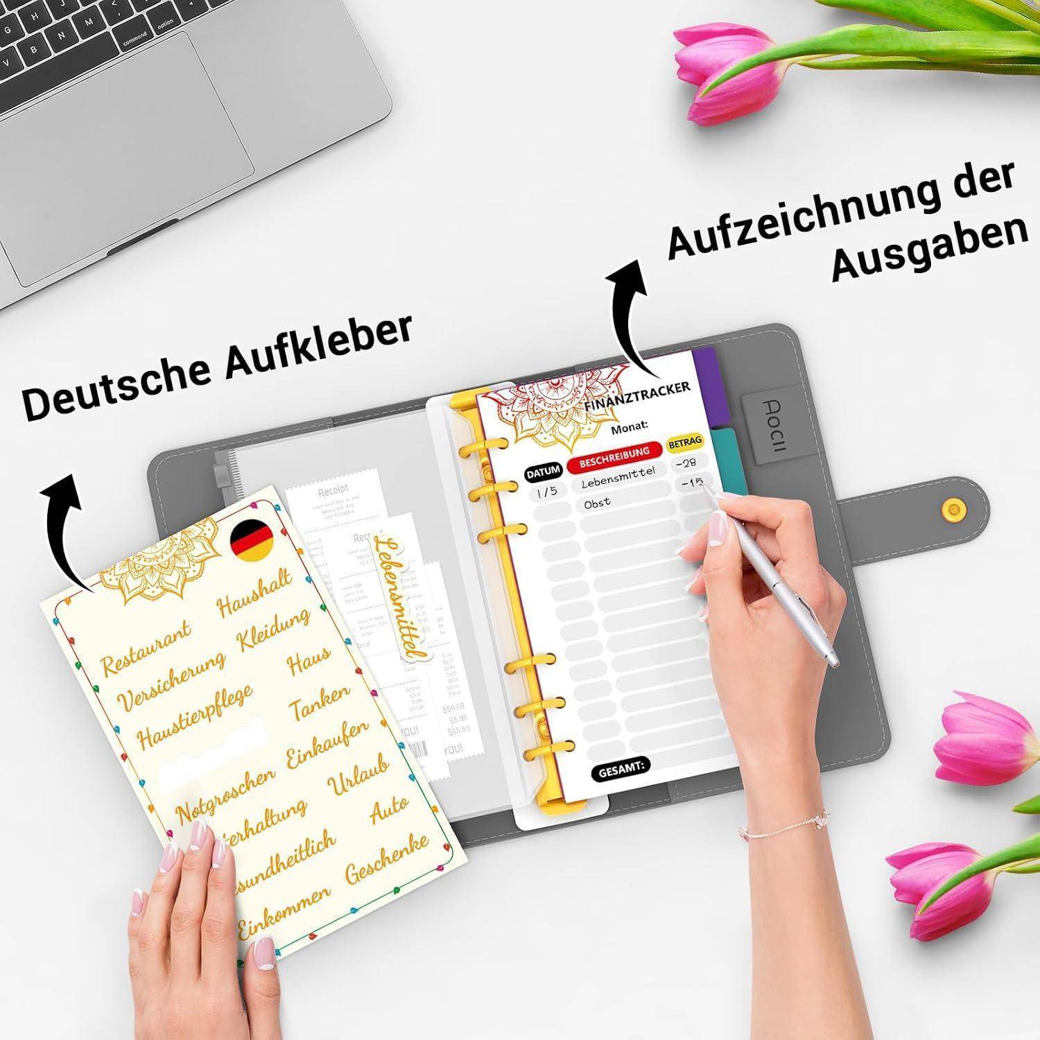 Eine Person schreibt in einen Finanzplaner mit Abschnitten für Ausgaben, umgeben von einem Laptop, pinken Tulpen und einem Notizbuch mit deutschem Text.
