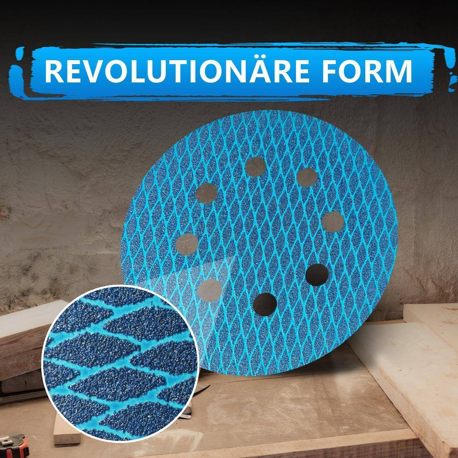 Eine blaue, kreisförmige Schleifscheibe mit Löchern ist auf einer Holzoberfläche zu sehen. Eine Detailansicht vergrößert ihre Textur. Der Text lautet „Revolutionäre Form