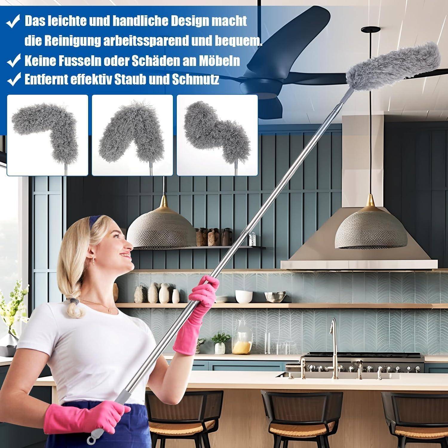 Eine Person in einer Küche verwendet einen ausziehbaren Staubwedel, um einen Deckenventilator zu reinigen. Der Text hebt das leichte Design und die Effizienz des Staubwedels hervor.