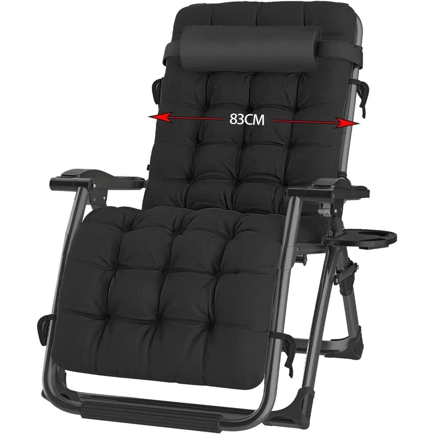Schwarzer Liegestuhl mit Kissen, Armlehnen, Becherhalter und verstellbarer Kopfstütze. Roter Pfeil markiert eine Breite von 83 cm.